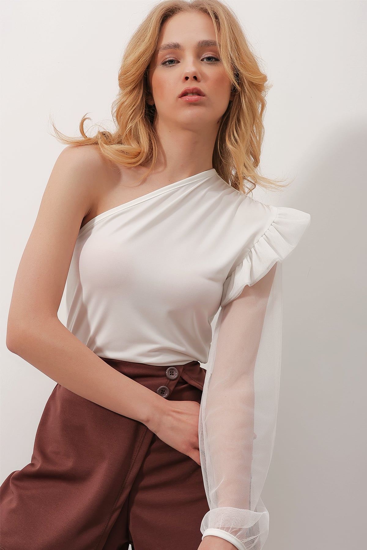 Omzu Fırfırlı Tül Transparan Detaylı Alttan Çıtçıtlı Bodycon Bluz - Beyaz
