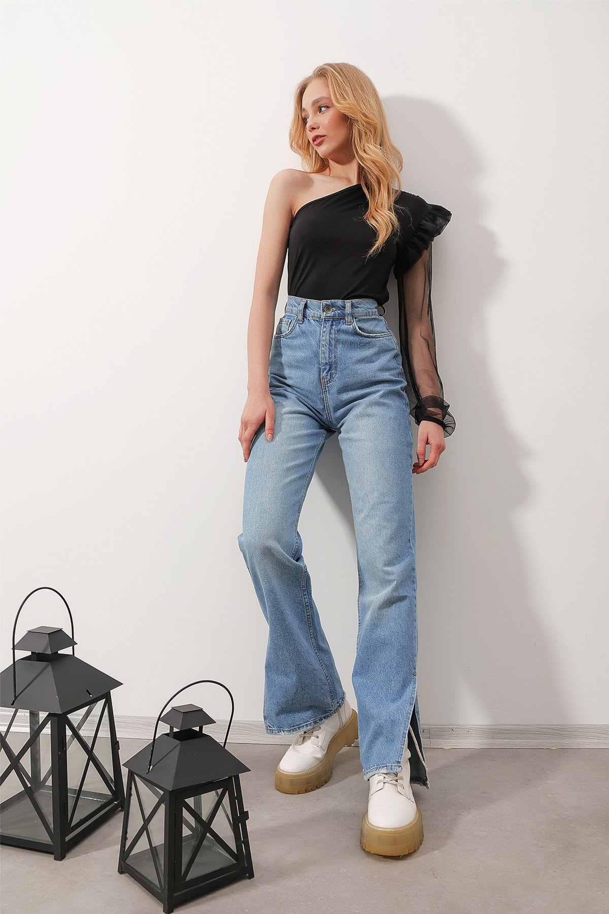 Omzu Fırfırlı Tül Transparan Detaylı Alttan Çıtçıtlı Bodycon Bluz - Siyah