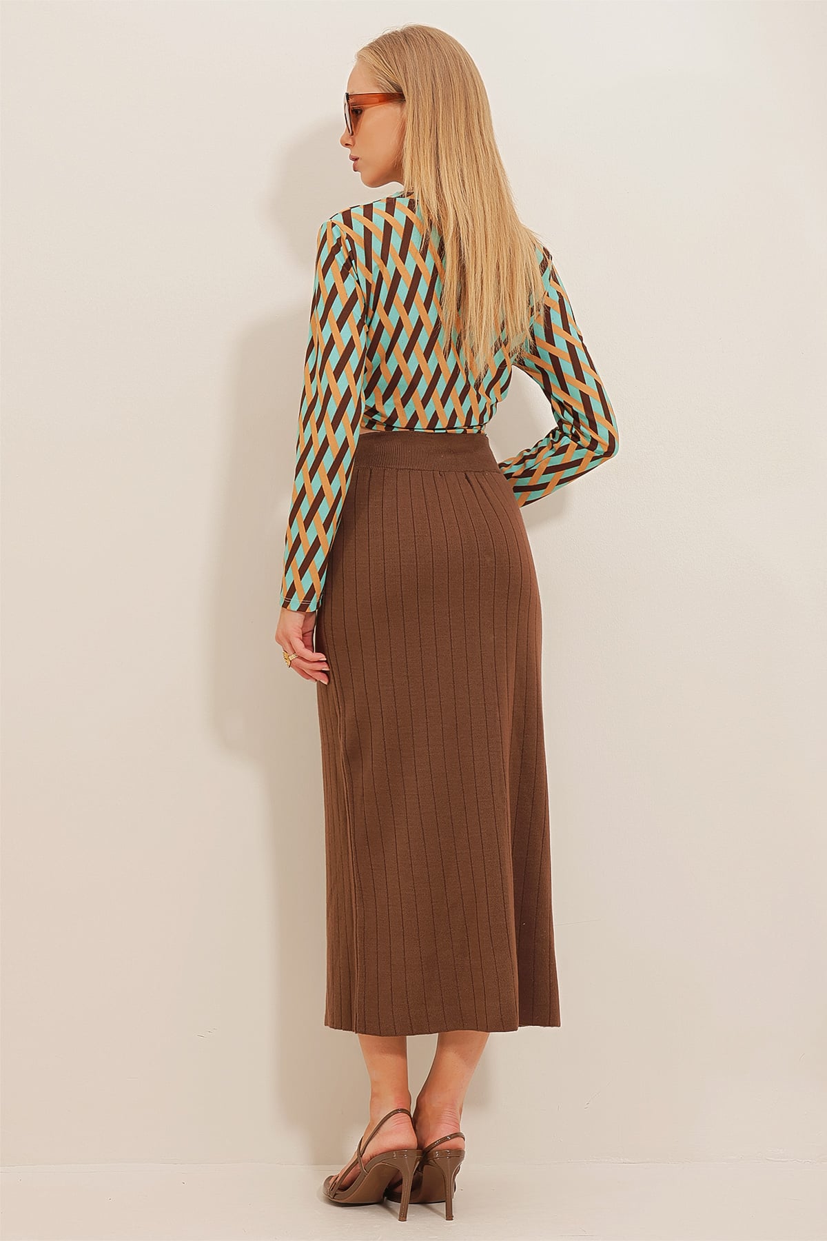 Önü Düğme Detaylı Yırtmaçlı Midi Boy Triko Etek - Kahverengi