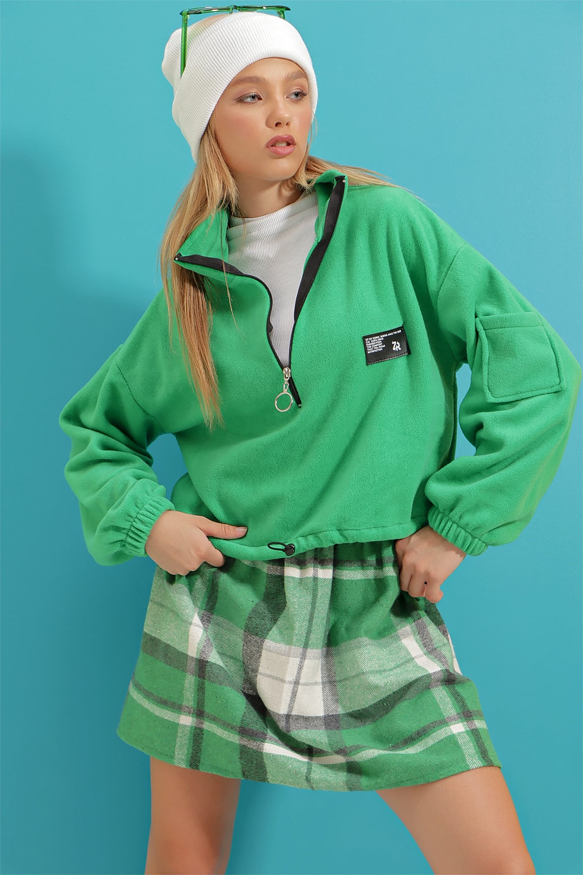 Önü Fermuarlı Amblemli Kolu Cep Detaylı Polar Sweatshirt - Yeşil