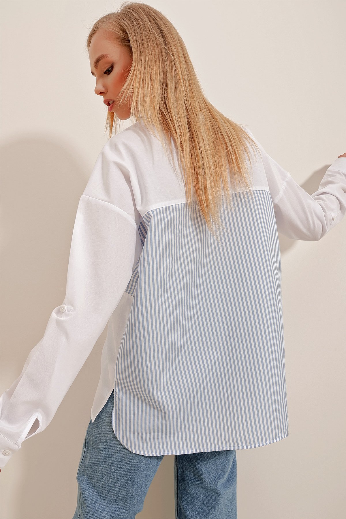 Önü Ve Sırtı Çizgi Garnili Oversize Poplin Gömlek - Mavi-Beyaz