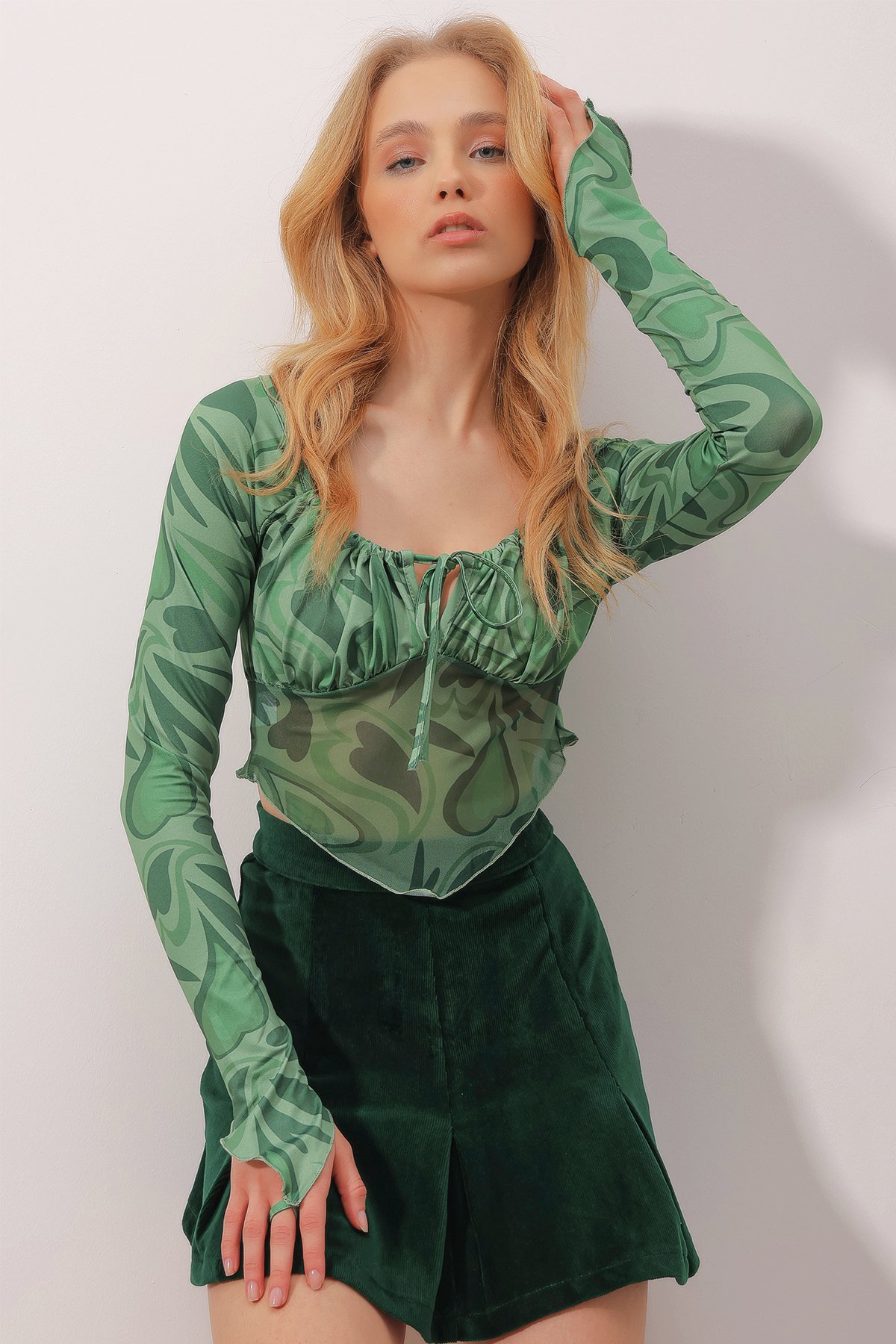 Öpücük Yaka Beli Tül Detaylı Dijital Desenli Crop Sandy Bluz - Yeşil