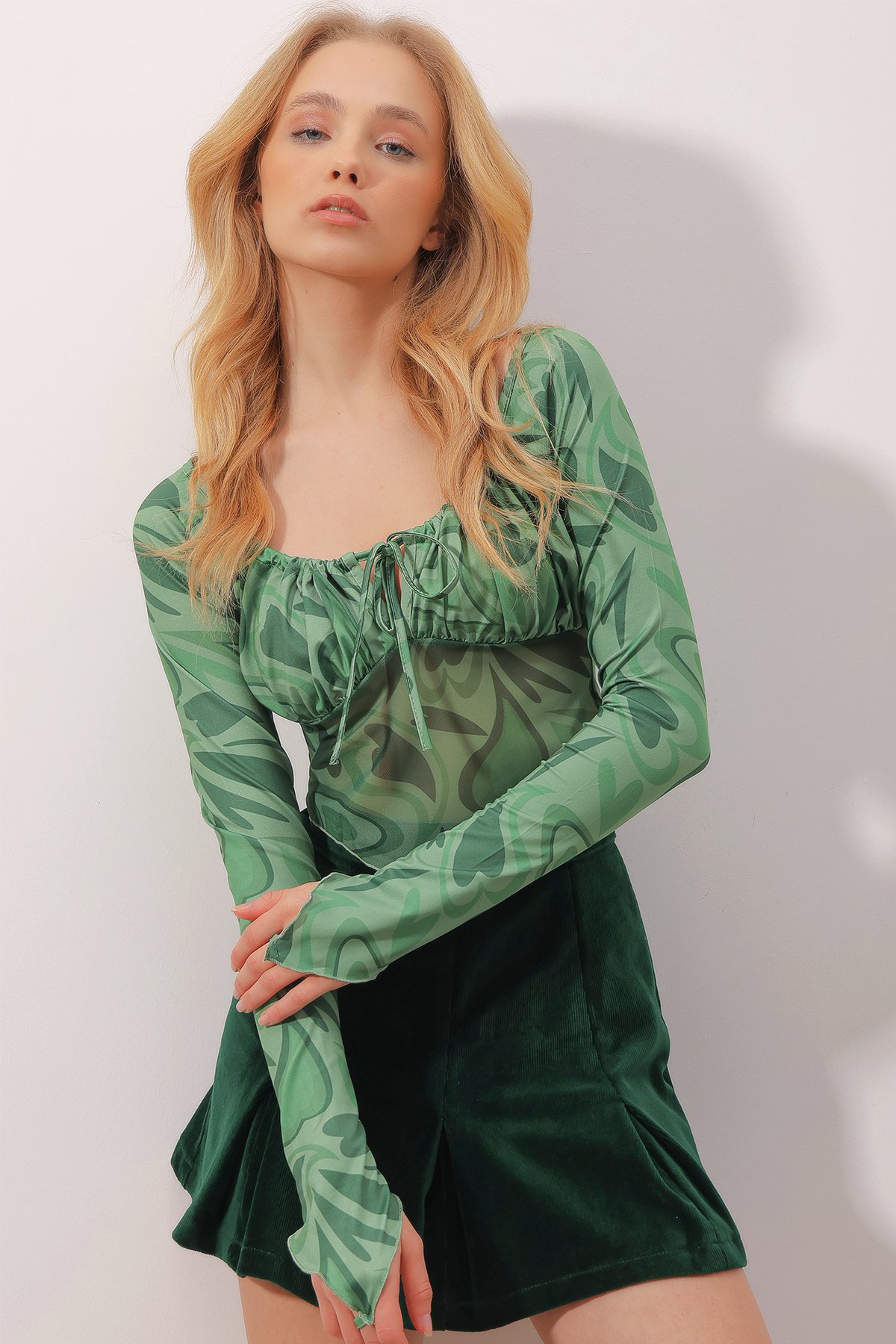 Öpücük Yaka Beli Tül Detaylı Dijital Desenli Crop Sandy Bluz - Yeşil