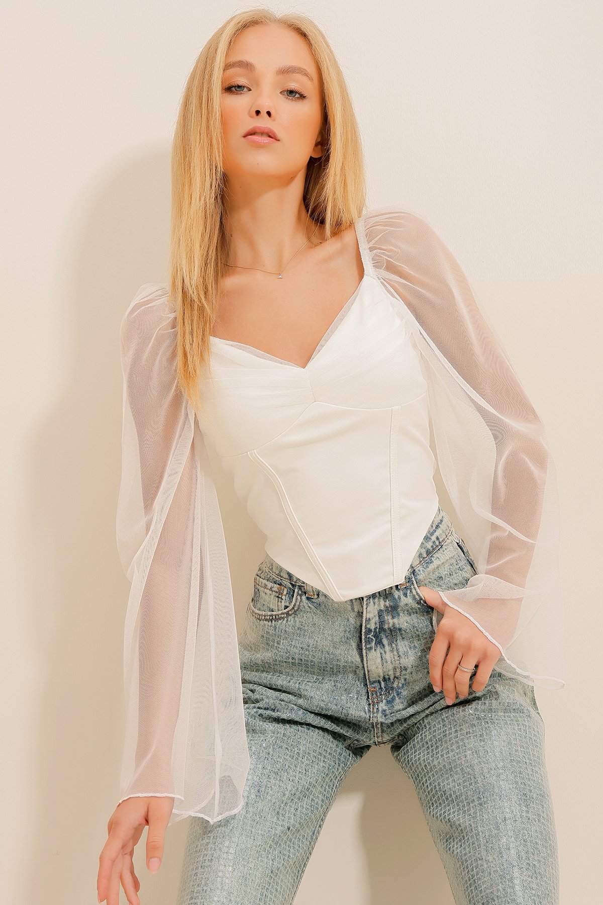 Öpücük Yaka Kolları Tüllü Ve Dikiş Detaylı Crop Bluz - Beyaz