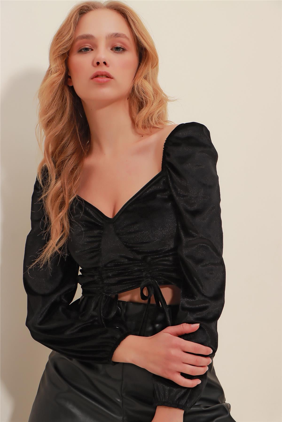 Öpücük Yaka Önü Büzgü Detaylı Kadife Crop Bluz - Siyah