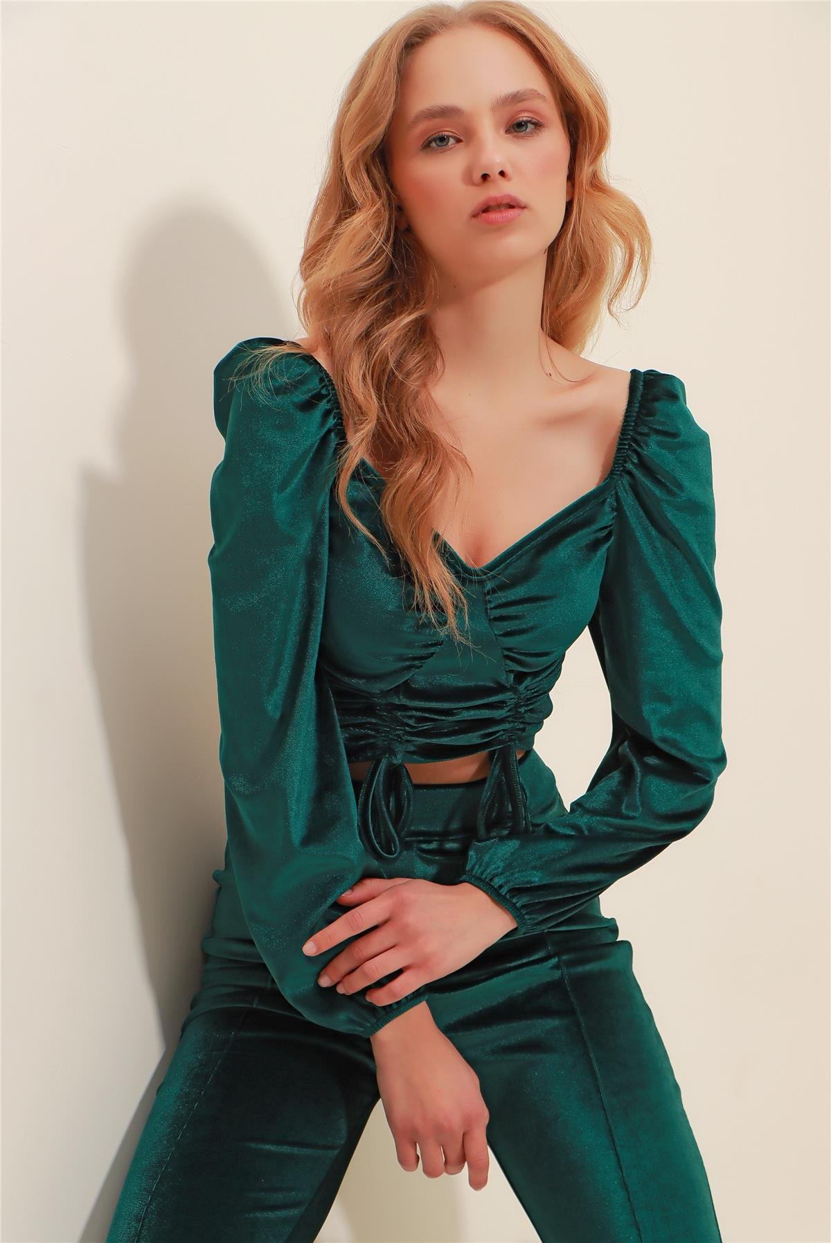 Öpücük Yaka Önü Büzgü Detaylı Kadife Crop Bluz - Zümrüt Yeşili