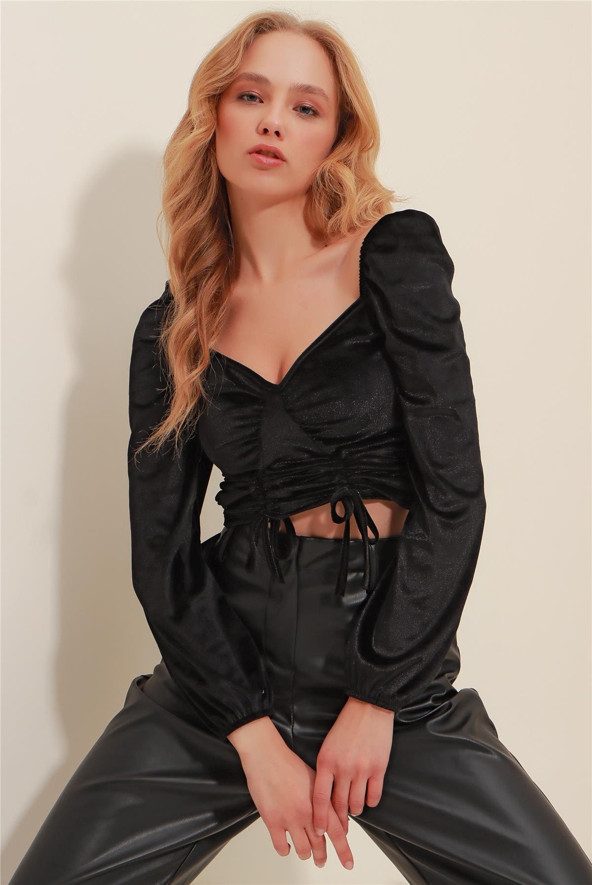 Öpücük Yaka Önü Büzgü Detaylı Kadife Crop Bluz - Siyah