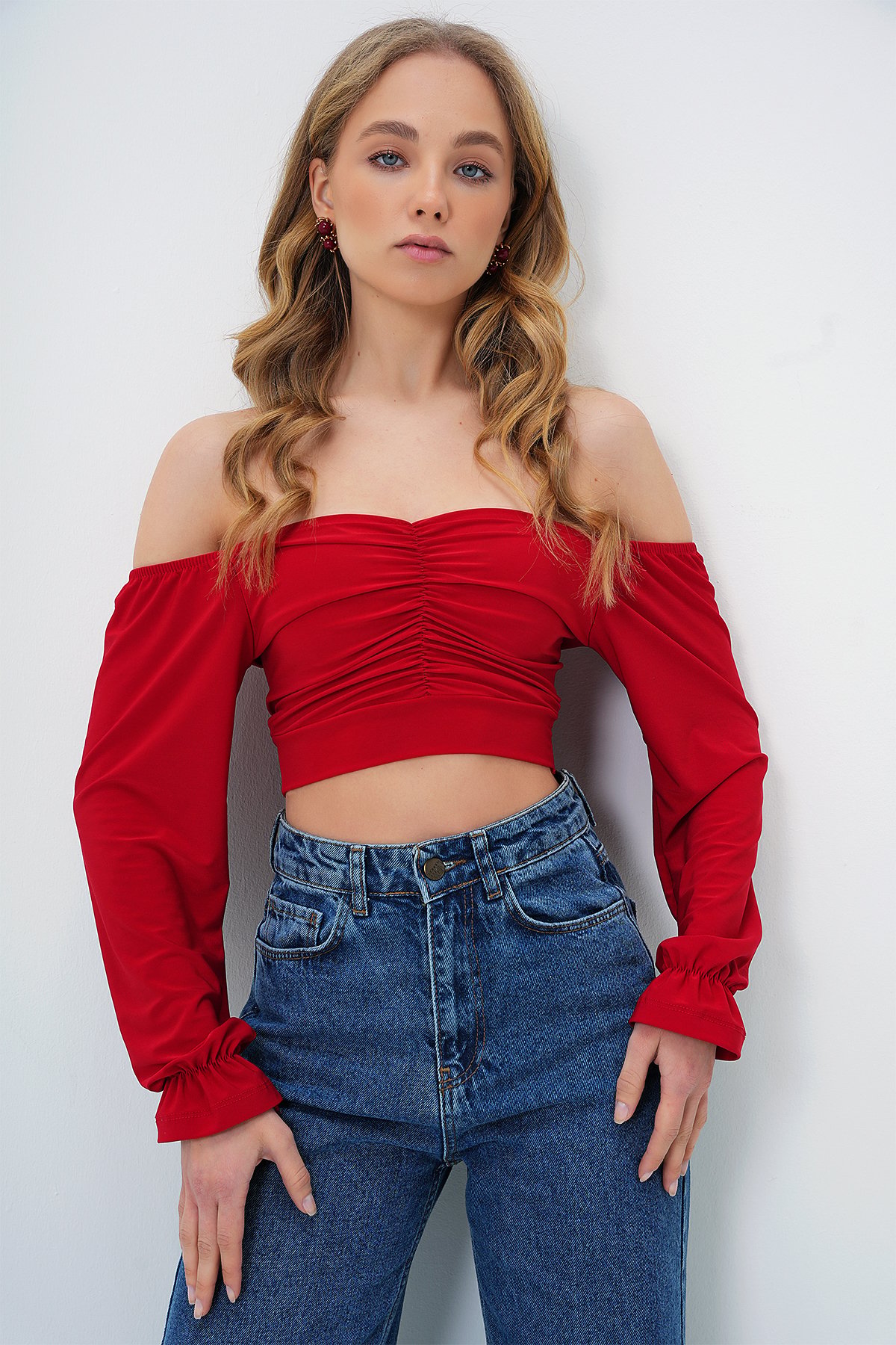 ÖPÜCÜK YAKA ÖNÜ BÜZGÜLÜ CROP SANDY BLUZ - KIRMIZI