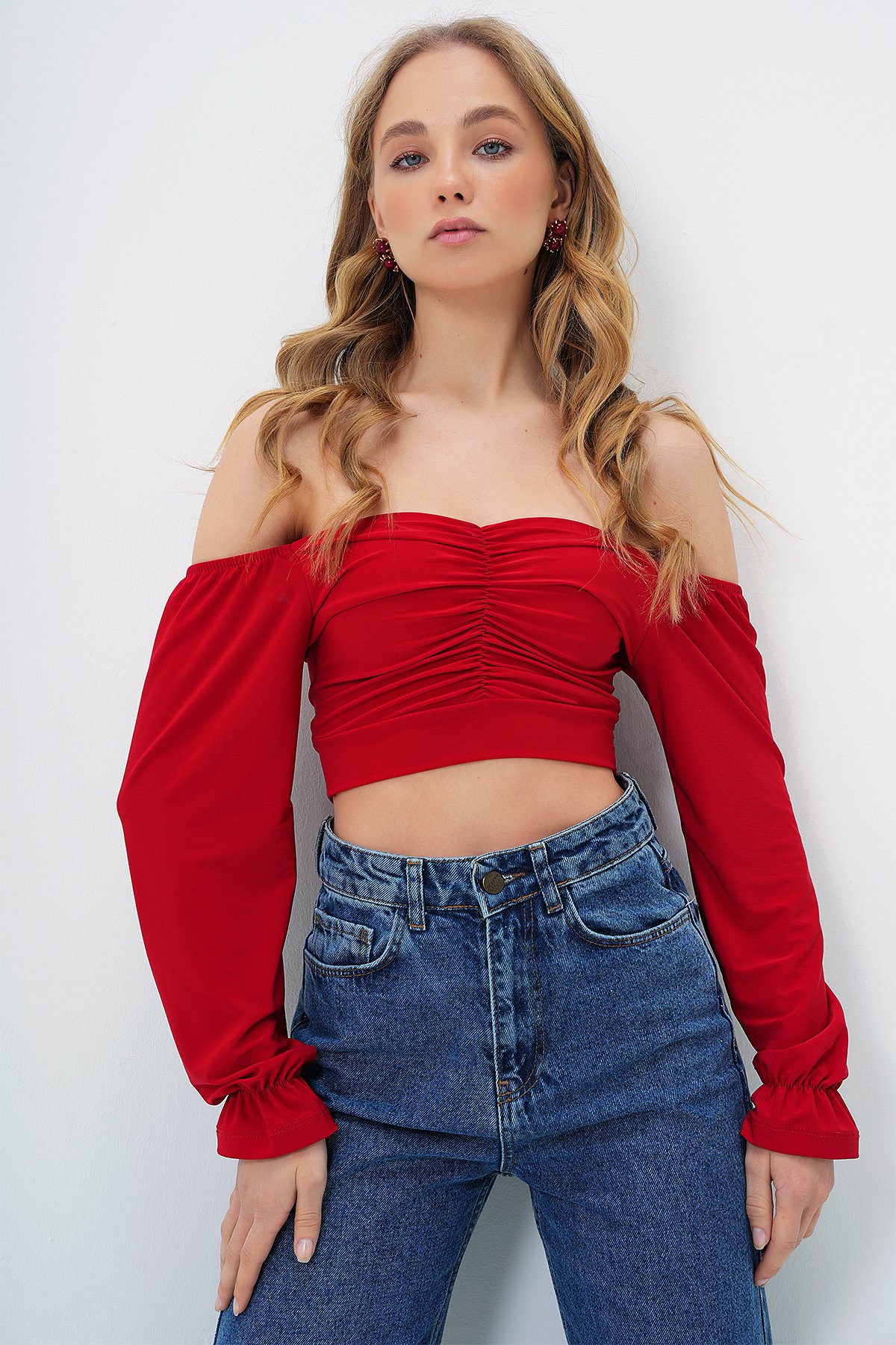 ÖPÜCÜK YAKA ÖNÜ BÜZGÜLÜ CROP SANDY BLUZ - KIRMIZI