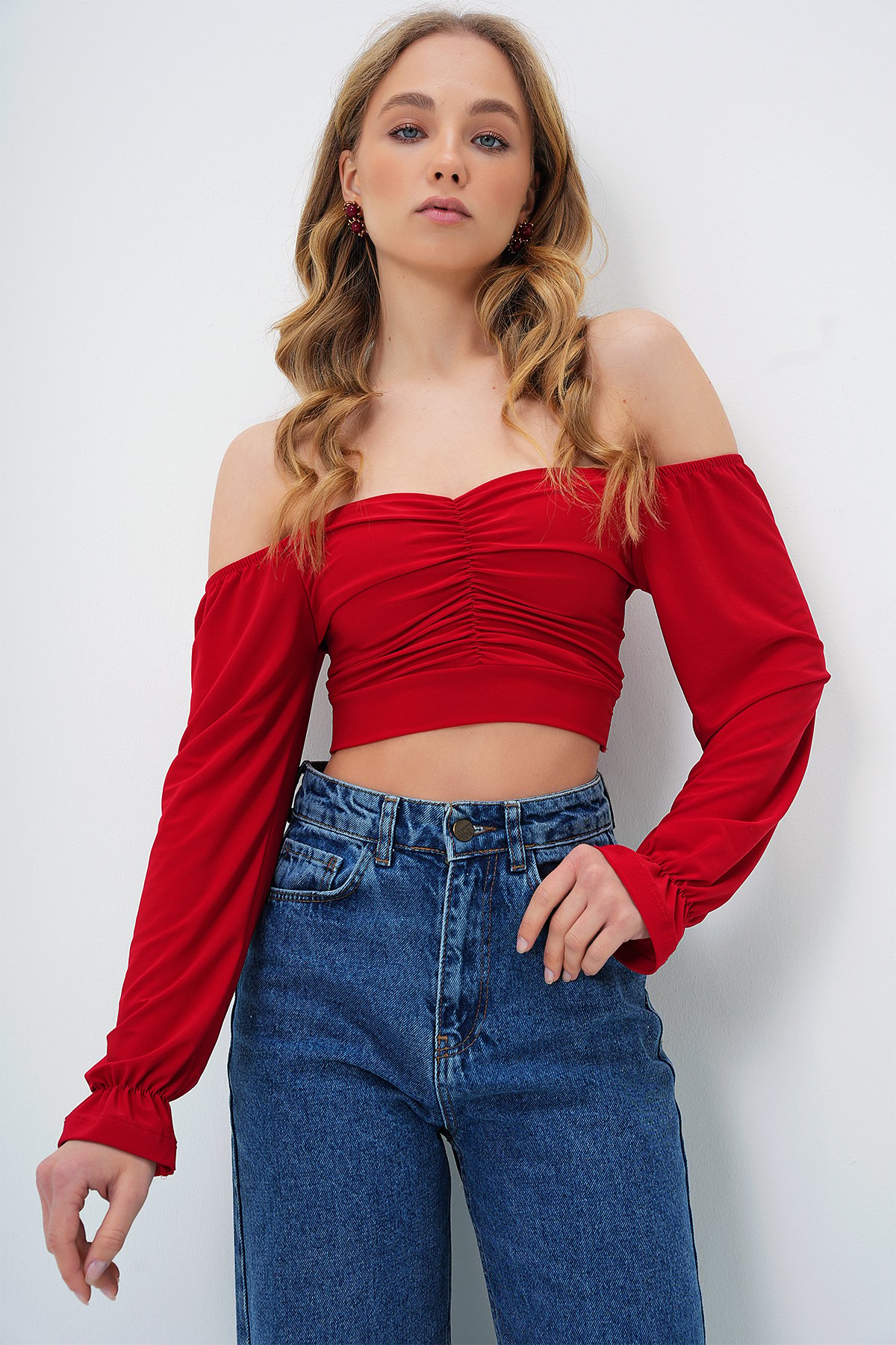 ÖPÜCÜK YAKA ÖNÜ BÜZGÜLÜ CROP SANDY BLUZ - KIRMIZI