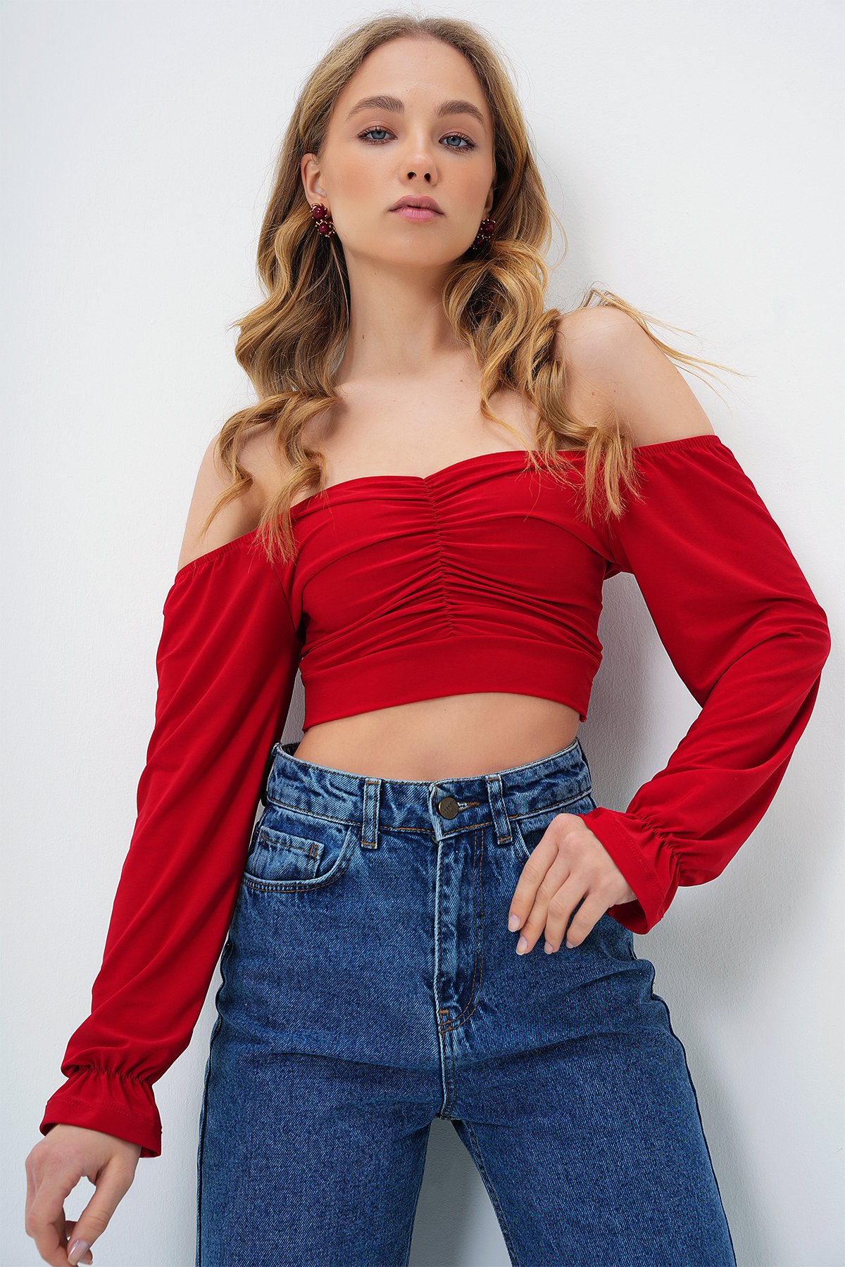 ÖPÜCÜK YAKA ÖNÜ BÜZGÜLÜ CROP SANDY BLUZ - KIRMIZI