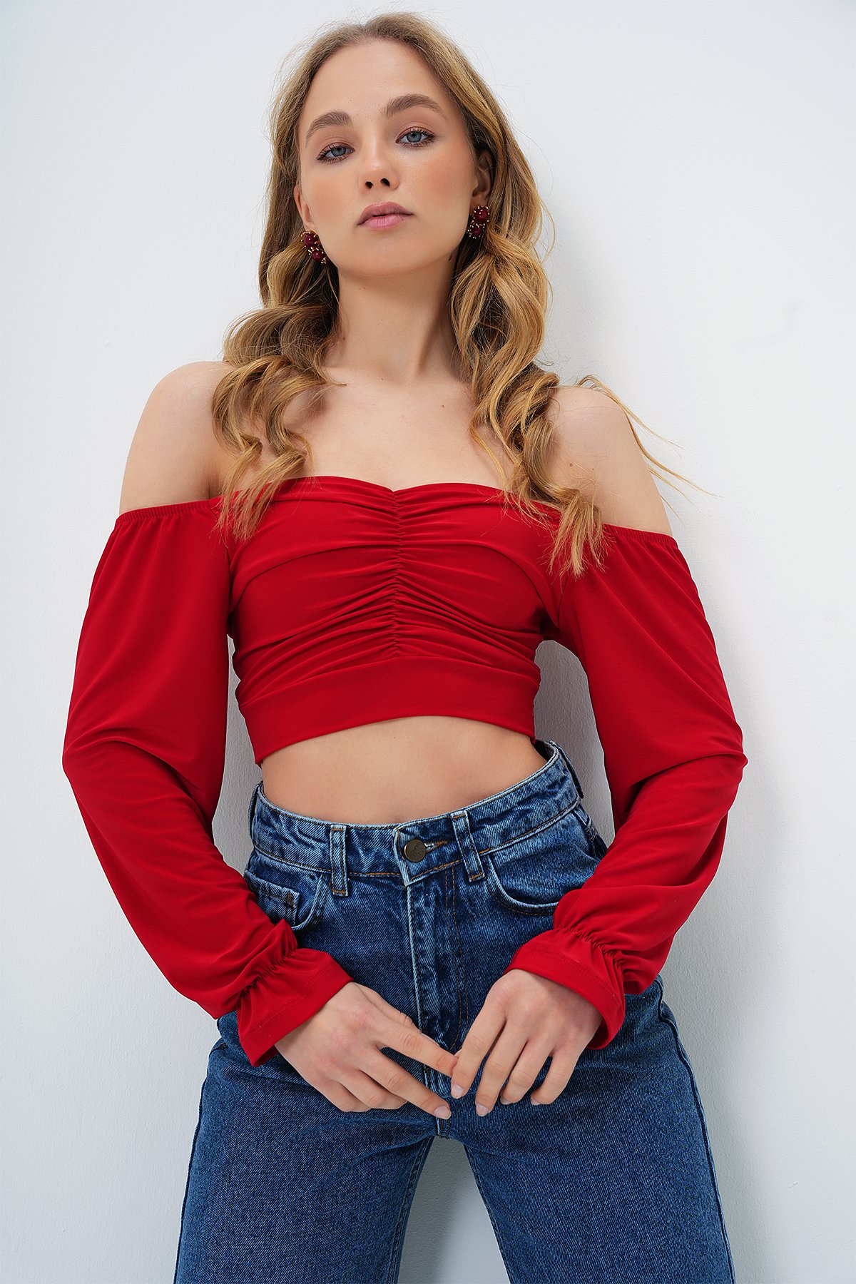 ÖPÜCÜK YAKA ÖNÜ BÜZGÜLÜ CROP SANDY BLUZ - KIRMIZI