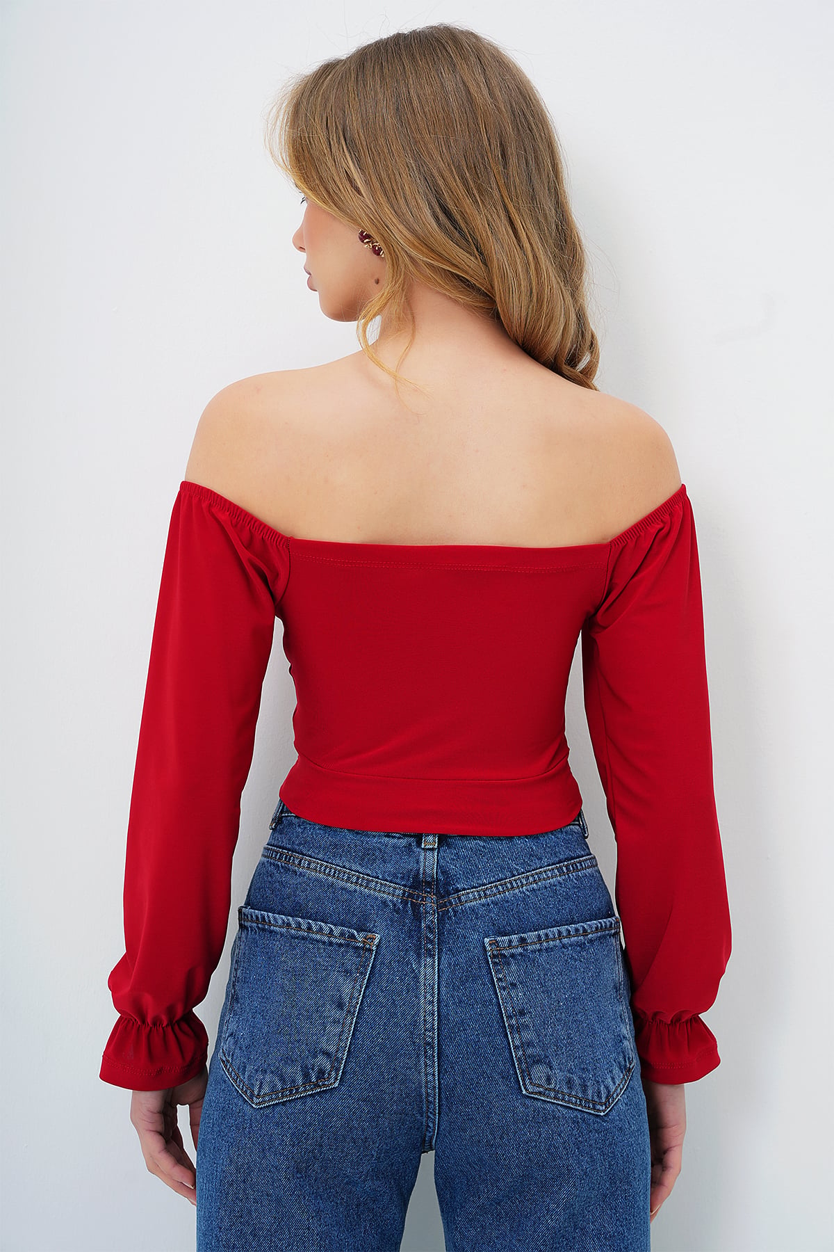 ÖPÜCÜK YAKA ÖNÜ BÜZGÜLÜ CROP SANDY BLUZ - KIRMIZI