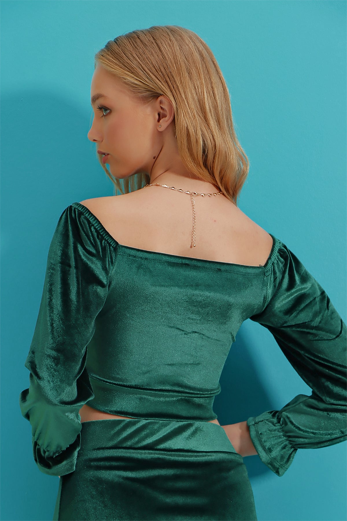 Öpücük Yaka Önü Büzgülü Kadife Crop Bluz - Zümrüt Yeşili