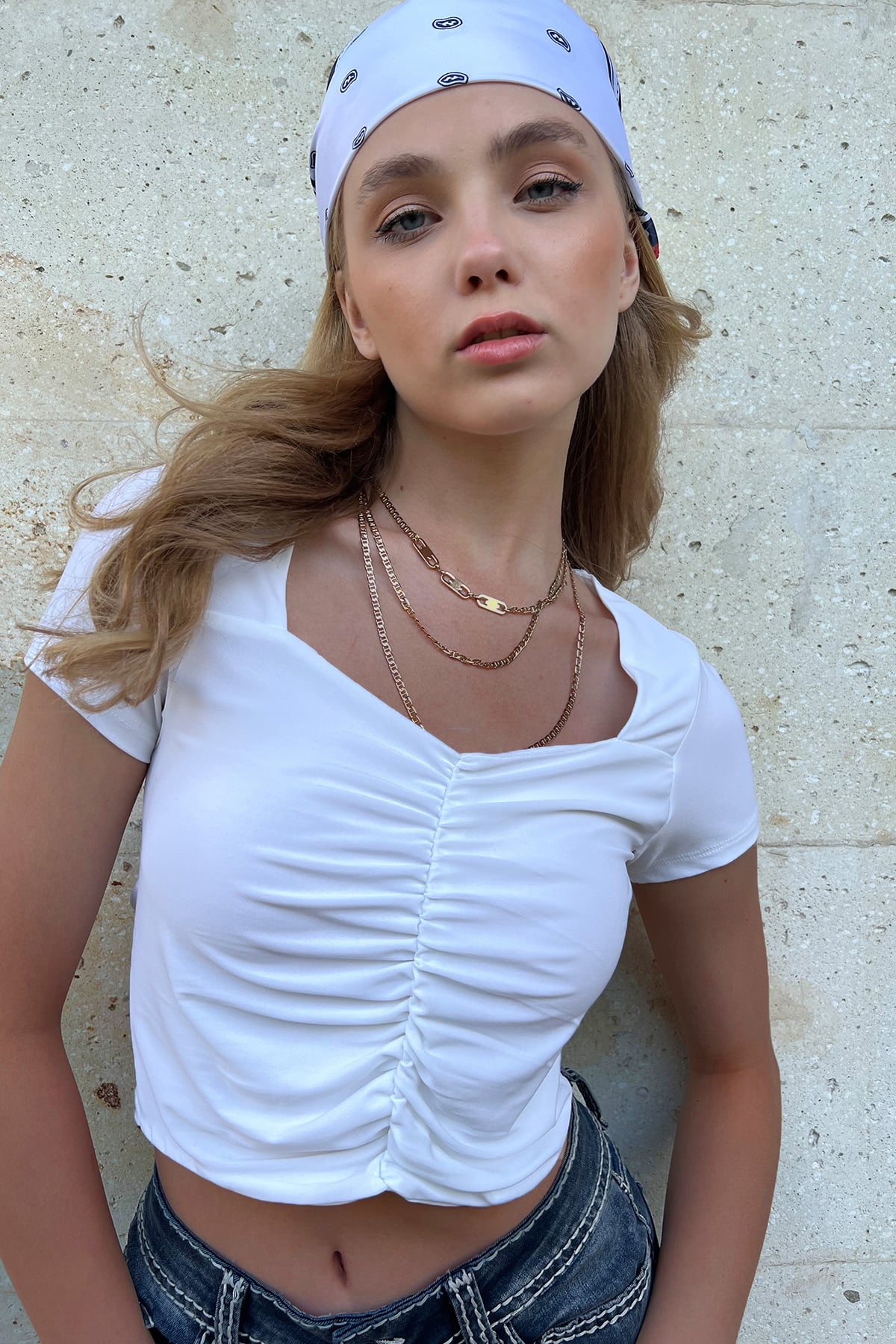 Öpücük Yaka Önü Büzgülü Sandy Crop Bluz - Beyaz