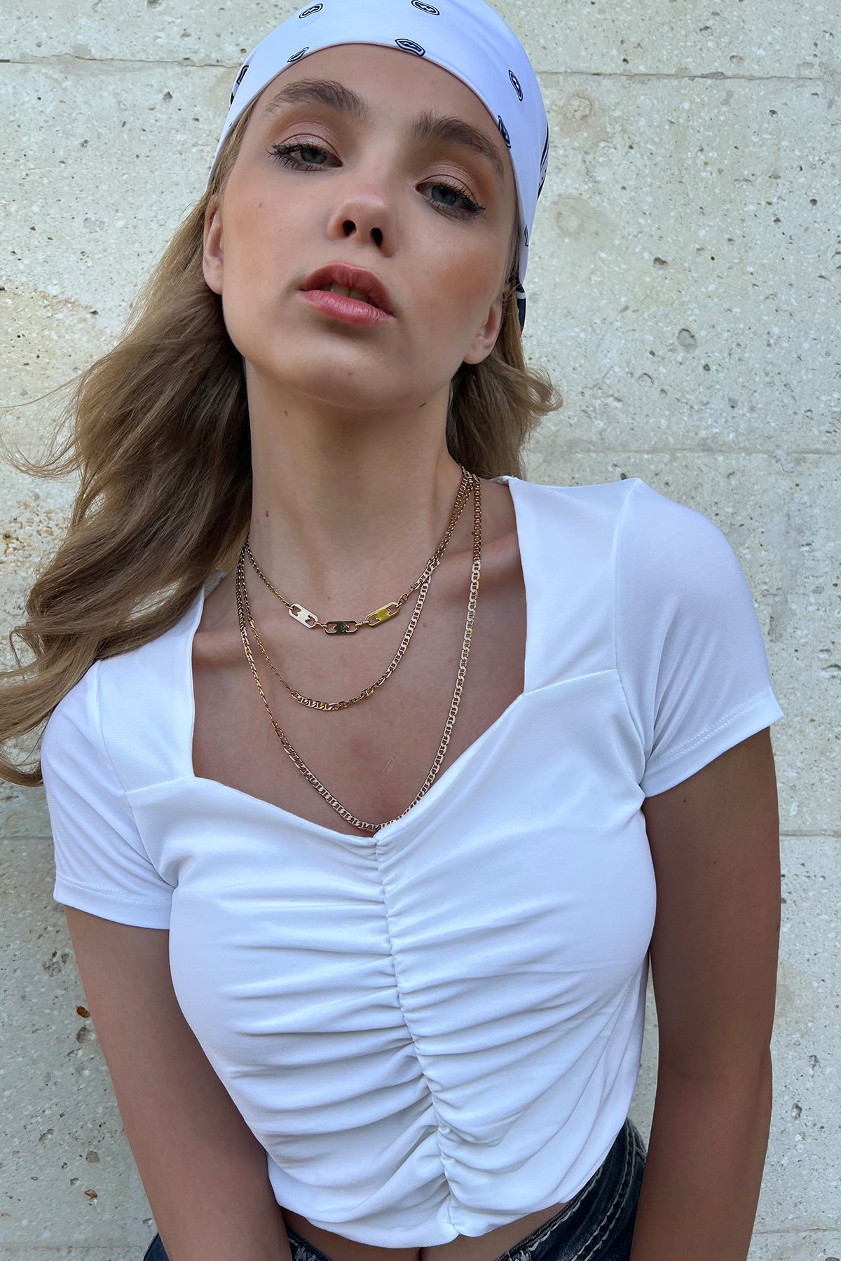 Öpücük Yaka Önü Büzgülü Sandy Crop Bluz - Beyaz