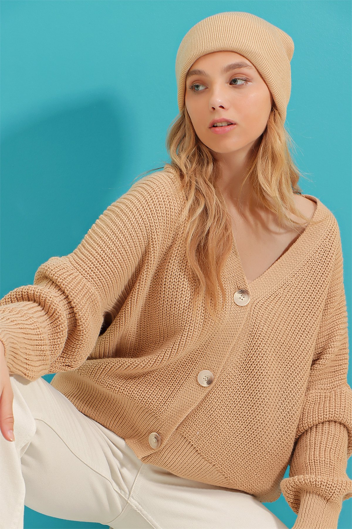 Oversize Düğmeli Kışlık Triko Hırka - BİSKÜVİ