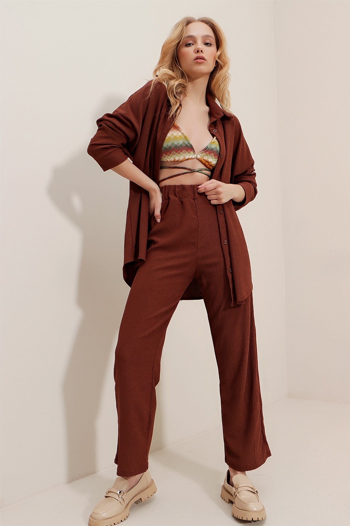 Oversize Gömlek Ve Rahat Kesim Krinkıl Pantolon Takım - Kahverengi