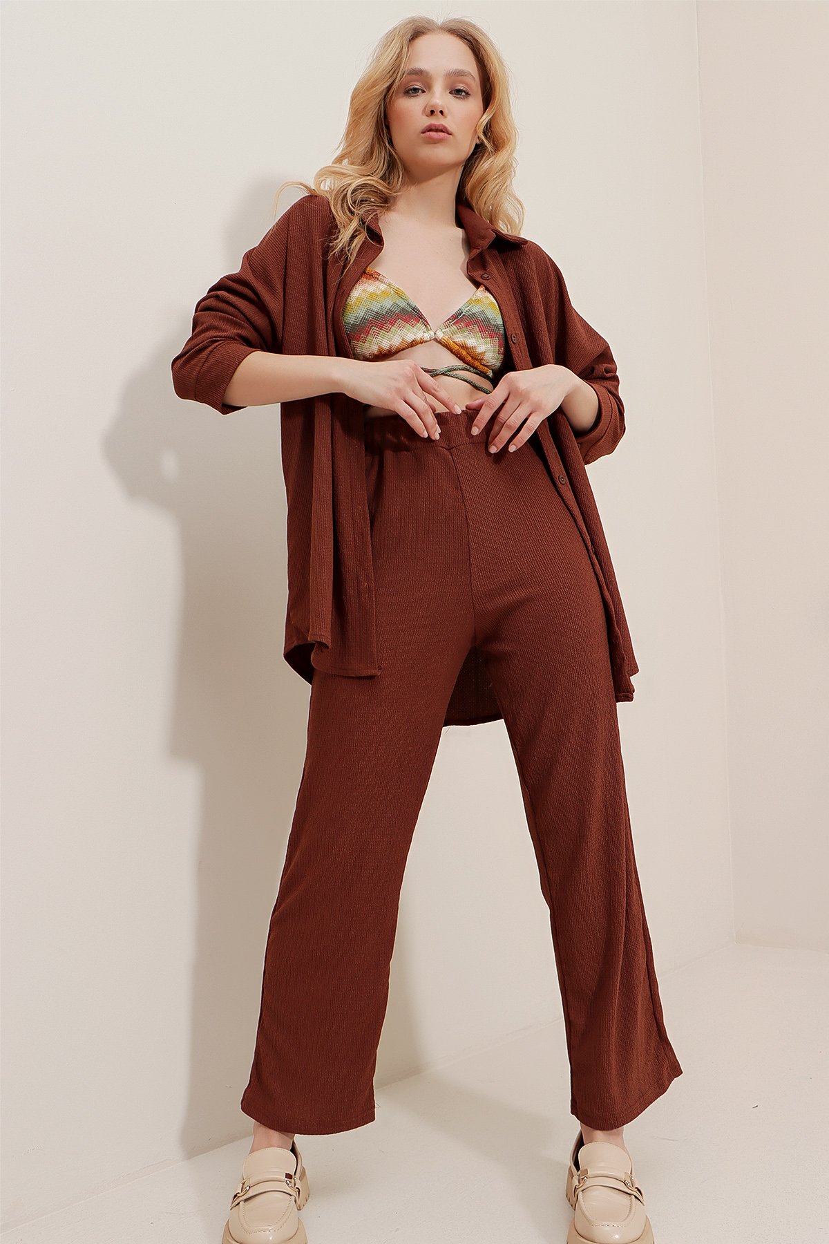 Oversize Gömlek Ve Rahat Kesim Krinkıl Pantolon Takım - Kahverengi