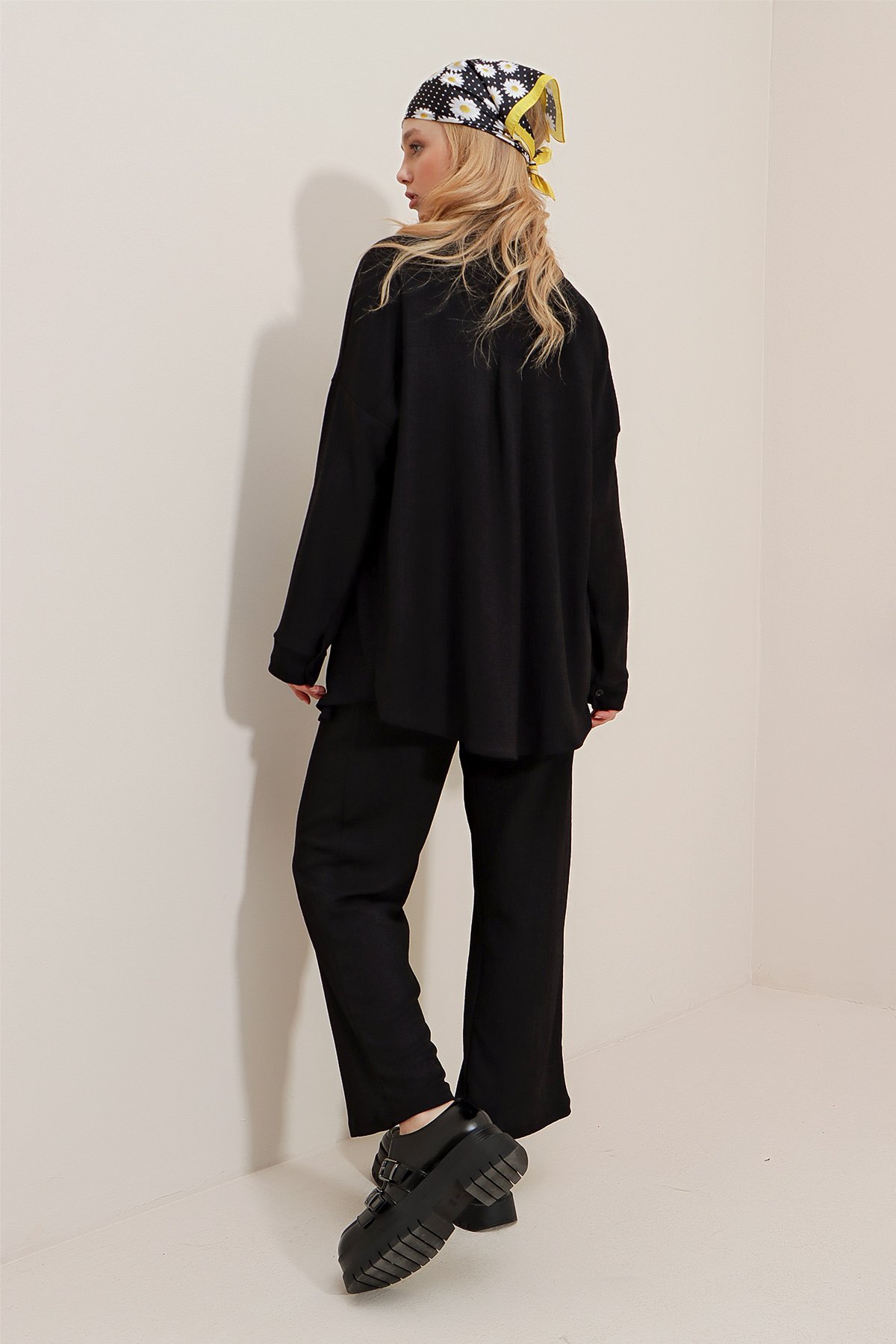 Oversize Gömlek Ve Rahat Kesim Krinkıl Pantolon Takım - Siyah