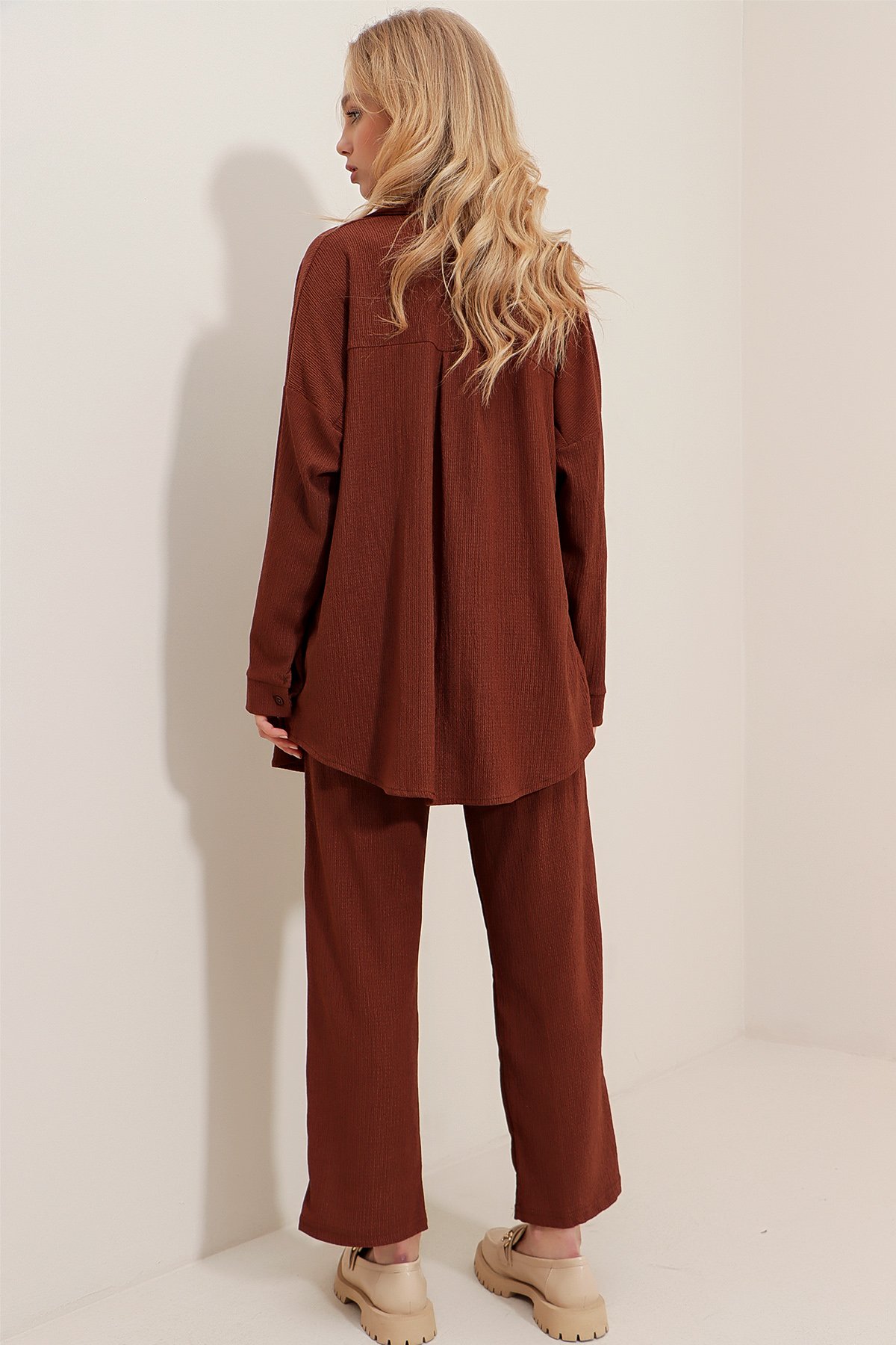 Oversize Gömlek Ve Rahat Kesim Krinkıl Pantolon Takım - Kahverengi