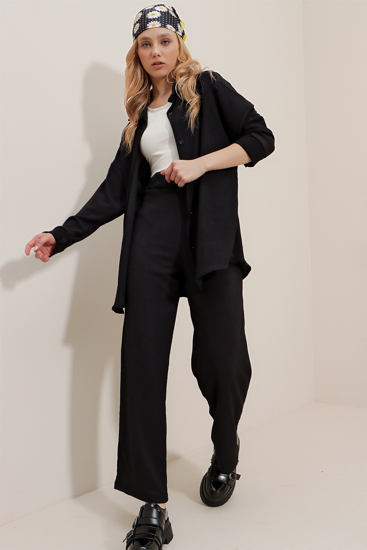 Oversize Gömlek Ve Rahat Kesim Krinkıl Pantolon Takım - Siyah