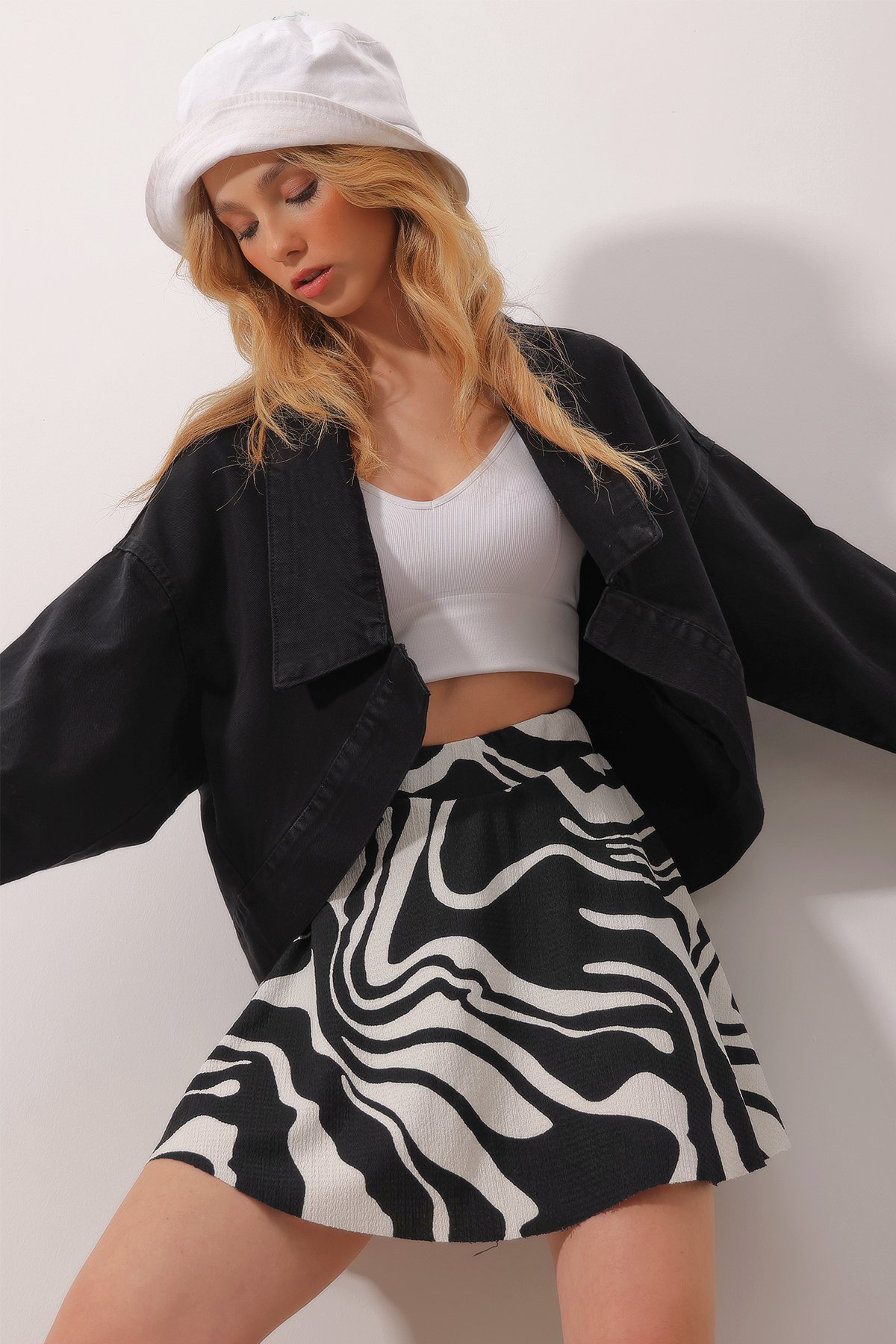 Oversize Oval Kesim Gömlek Yaka Crop Jean Ceket - Siyah