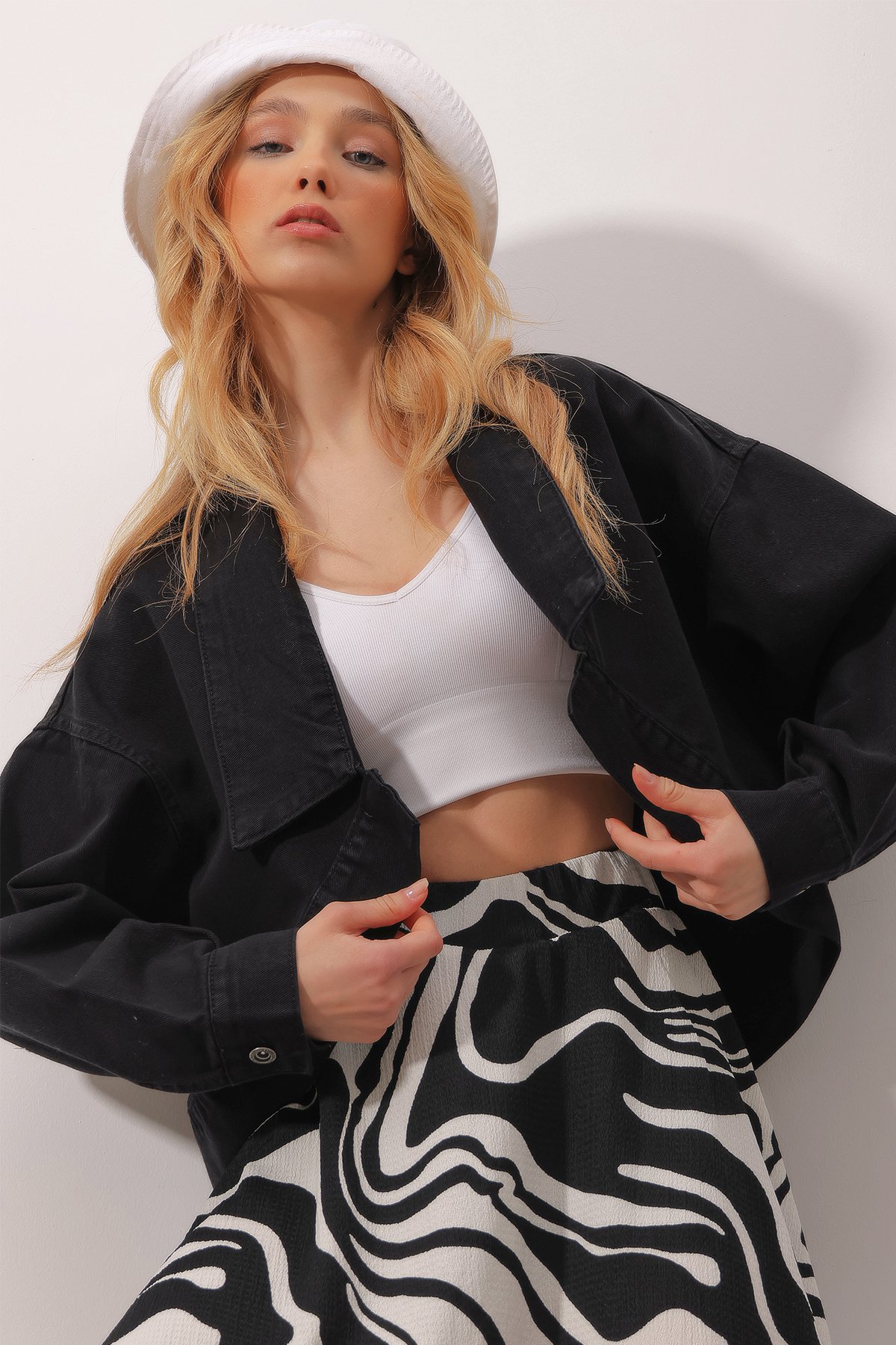 Oversize Oval Kesim Gömlek Yaka Crop Jean Ceket - Siyah