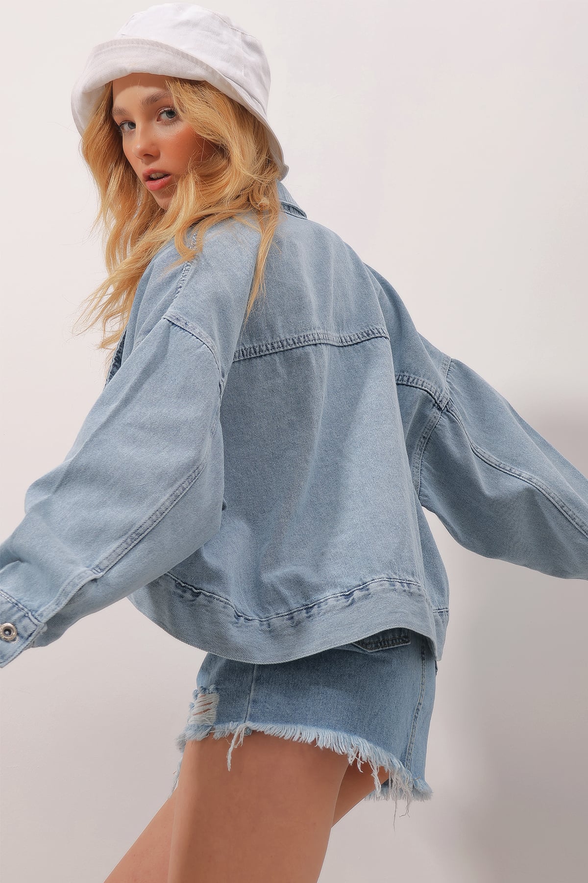Oversize Oval Kesim Gömlek Yaka Crop Jean Ceket - Buz Mavi