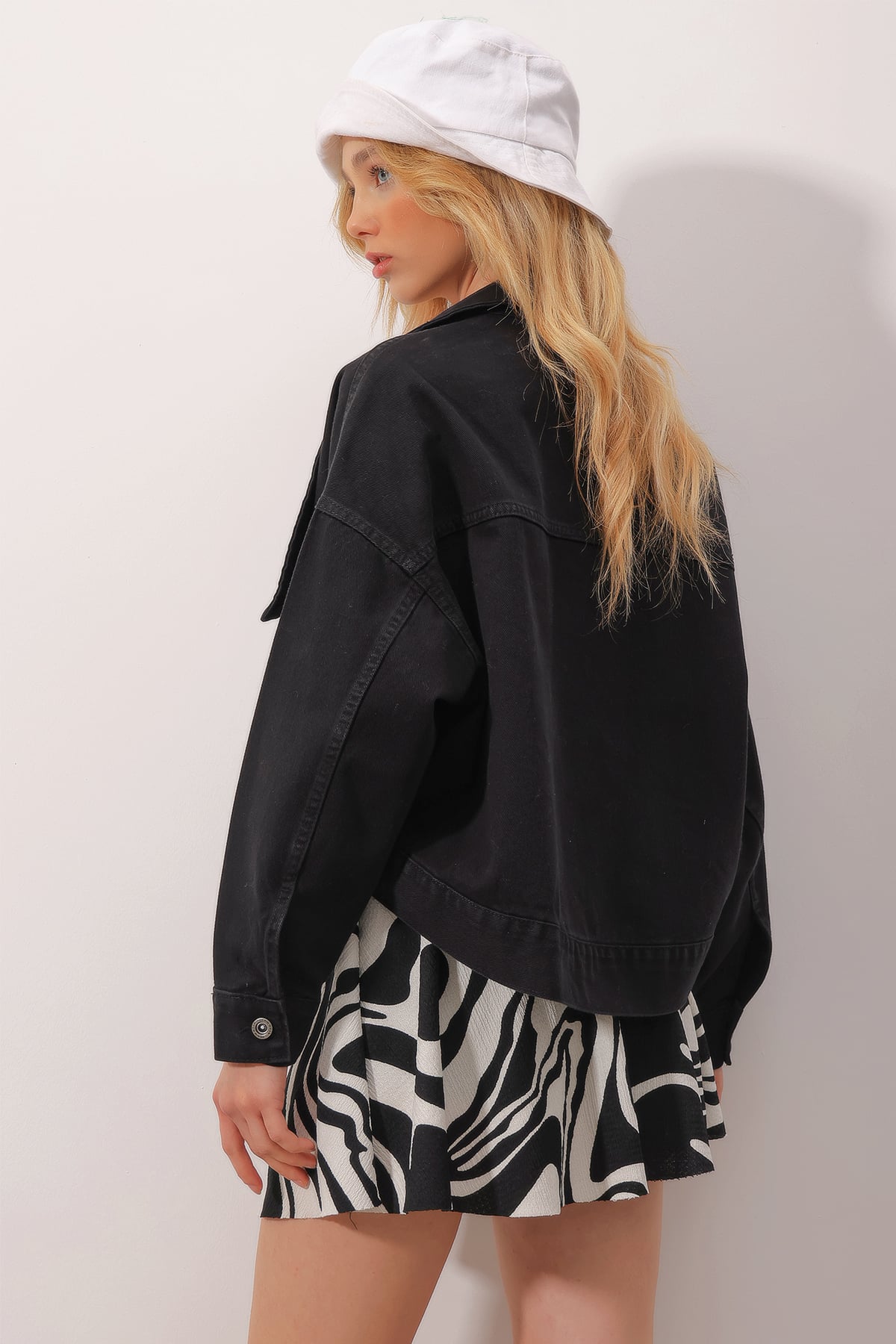 Oversize Oval Kesim Gömlek Yaka Crop Jean Ceket - Siyah