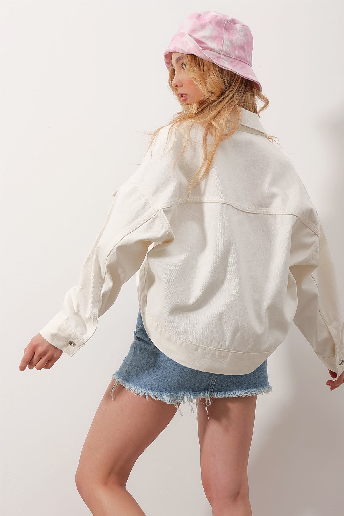 Oversize Oval Kesim Gömlek Yaka Crop Jean Ceket - Beyaz