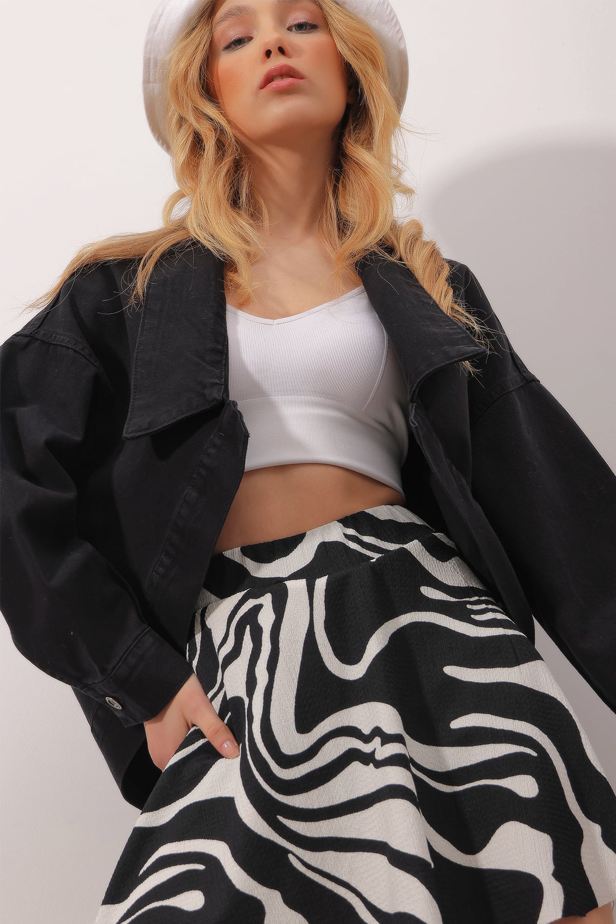 Oversize Oval Kesim Gömlek Yaka Crop Jean Ceket - Siyah