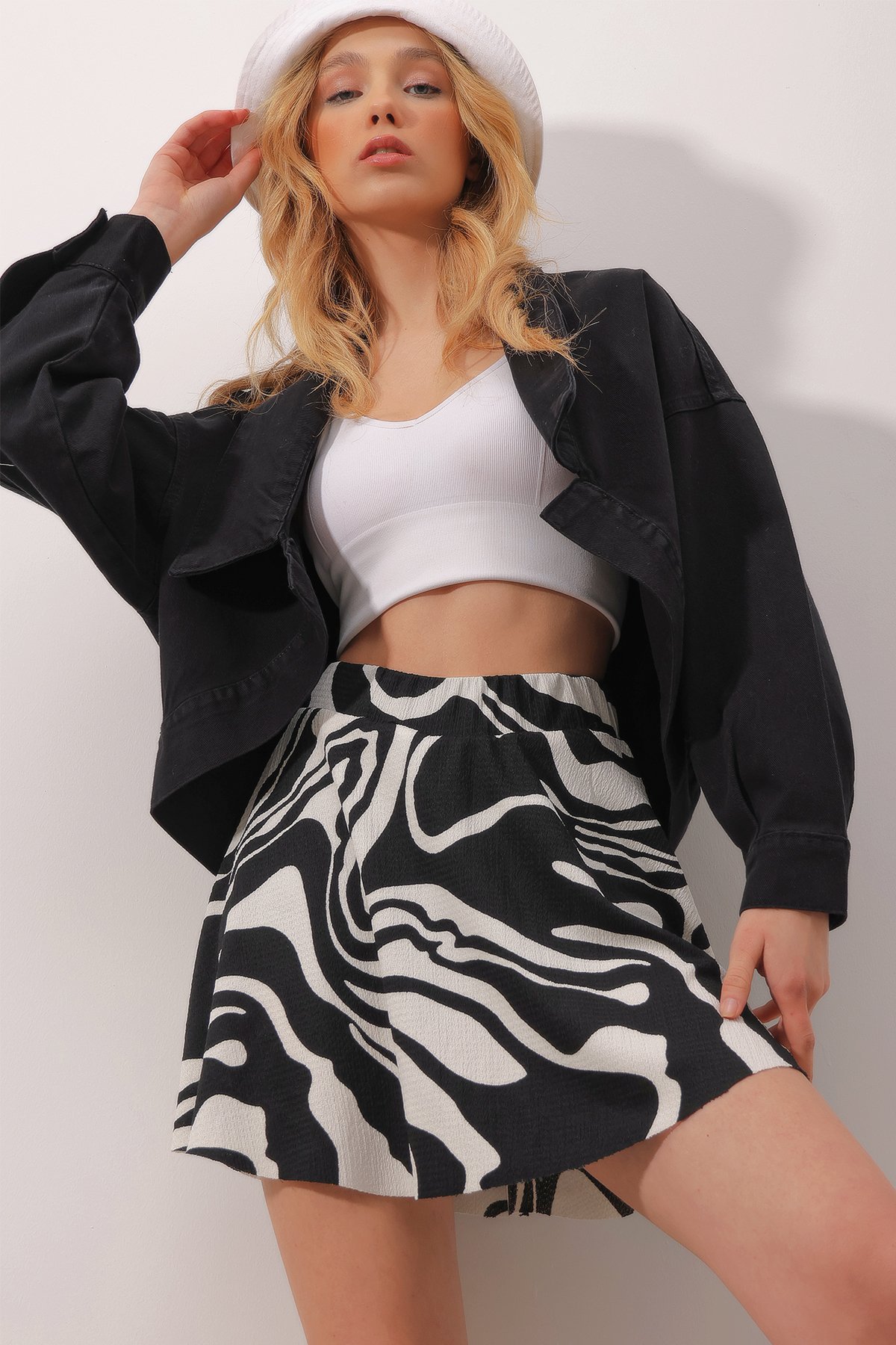 Oversize Oval Kesim Gömlek Yaka Crop Jean Ceket - Siyah