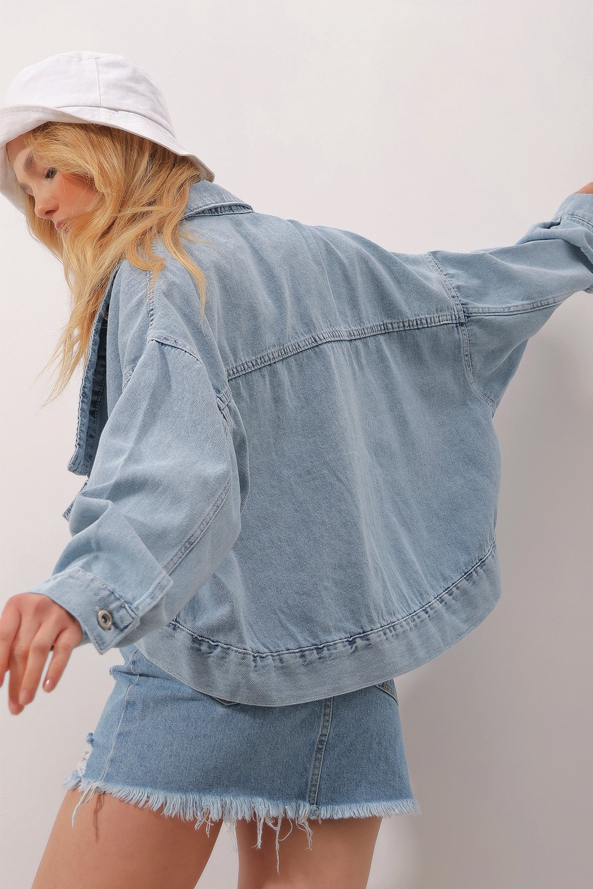 Oversize Oval Kesim Gömlek Yaka Crop Jean Ceket - Buz Mavi
