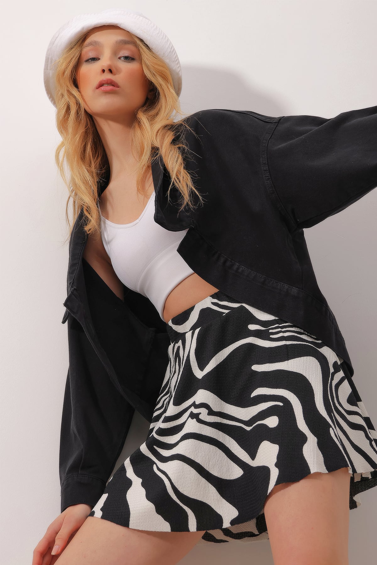 Oversize Oval Kesim Gömlek Yaka Crop Jean Ceket - Siyah
