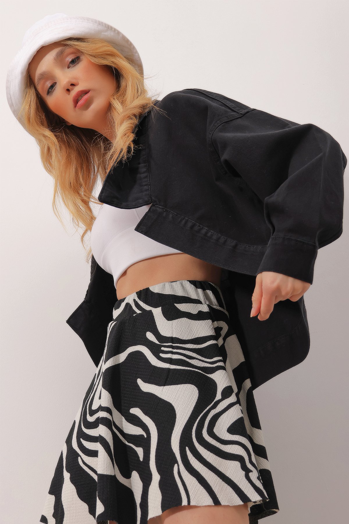 Oversize Oval Kesim Gömlek Yaka Crop Jean Ceket - Siyah