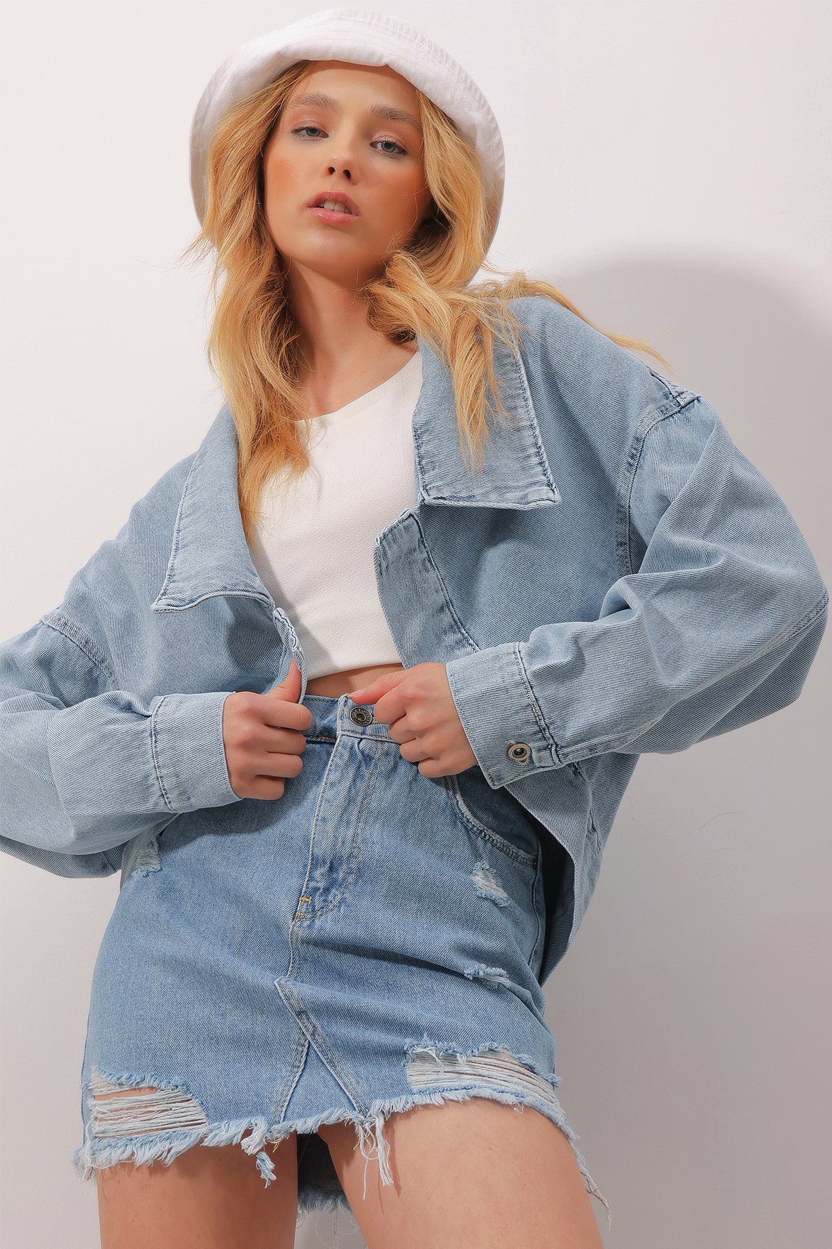 Oversize Oval Kesim Gömlek Yaka Crop Jean Ceket - Buz Mavi