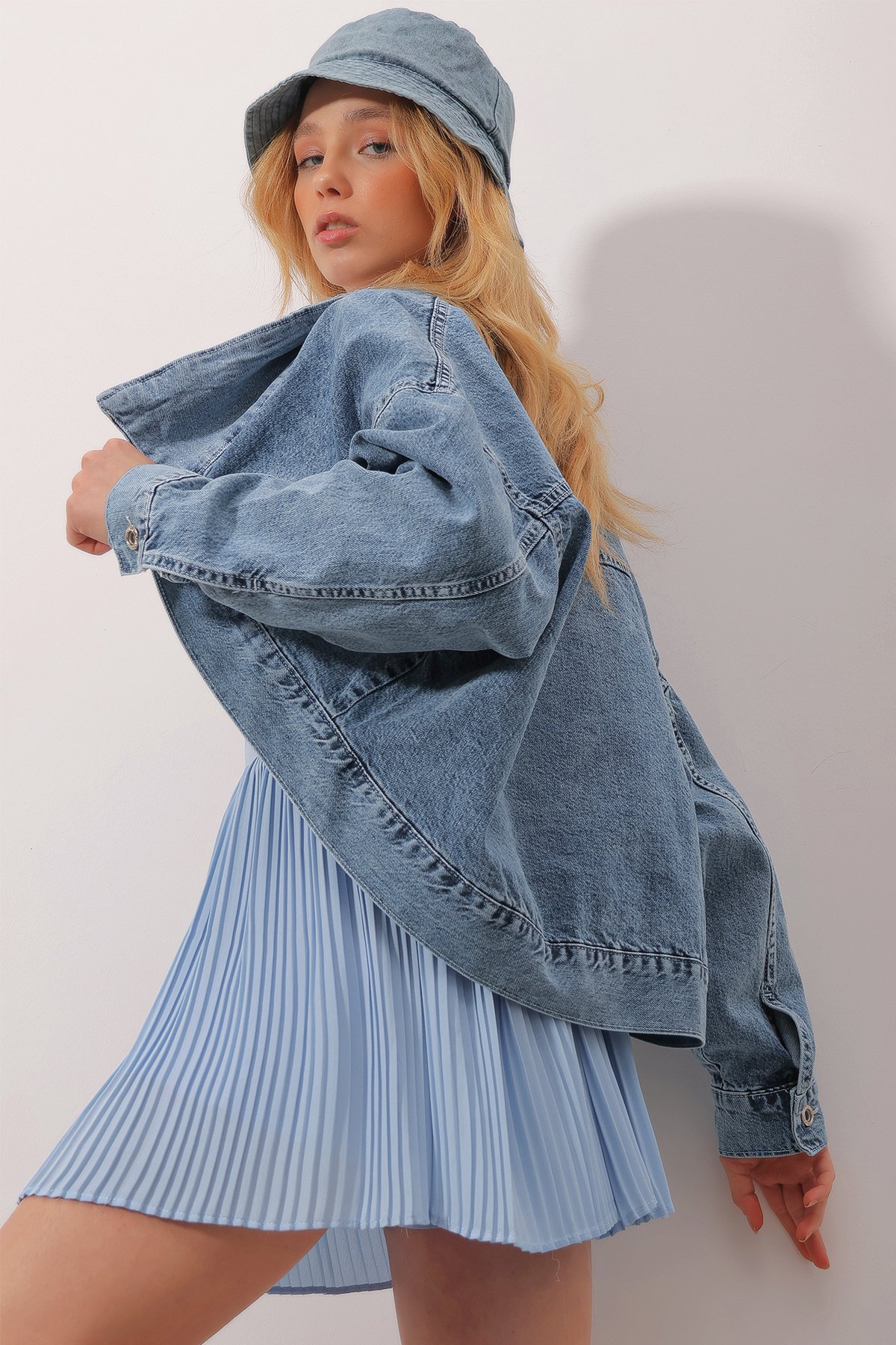 Oversize Oval Kesim Gömlek Yaka Crop Jean Ceket - Mavi
