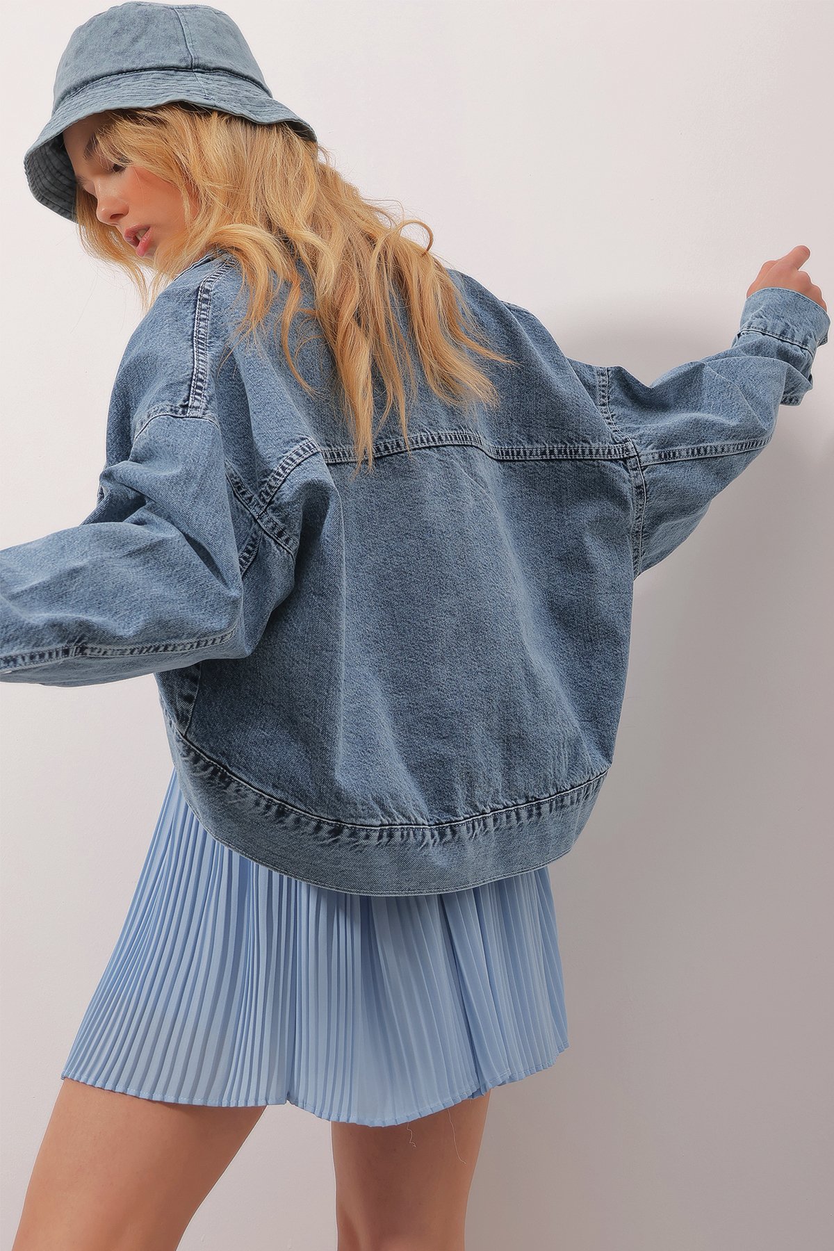 Oversize Oval Kesim Gömlek Yaka Crop Jean Ceket - Mavi