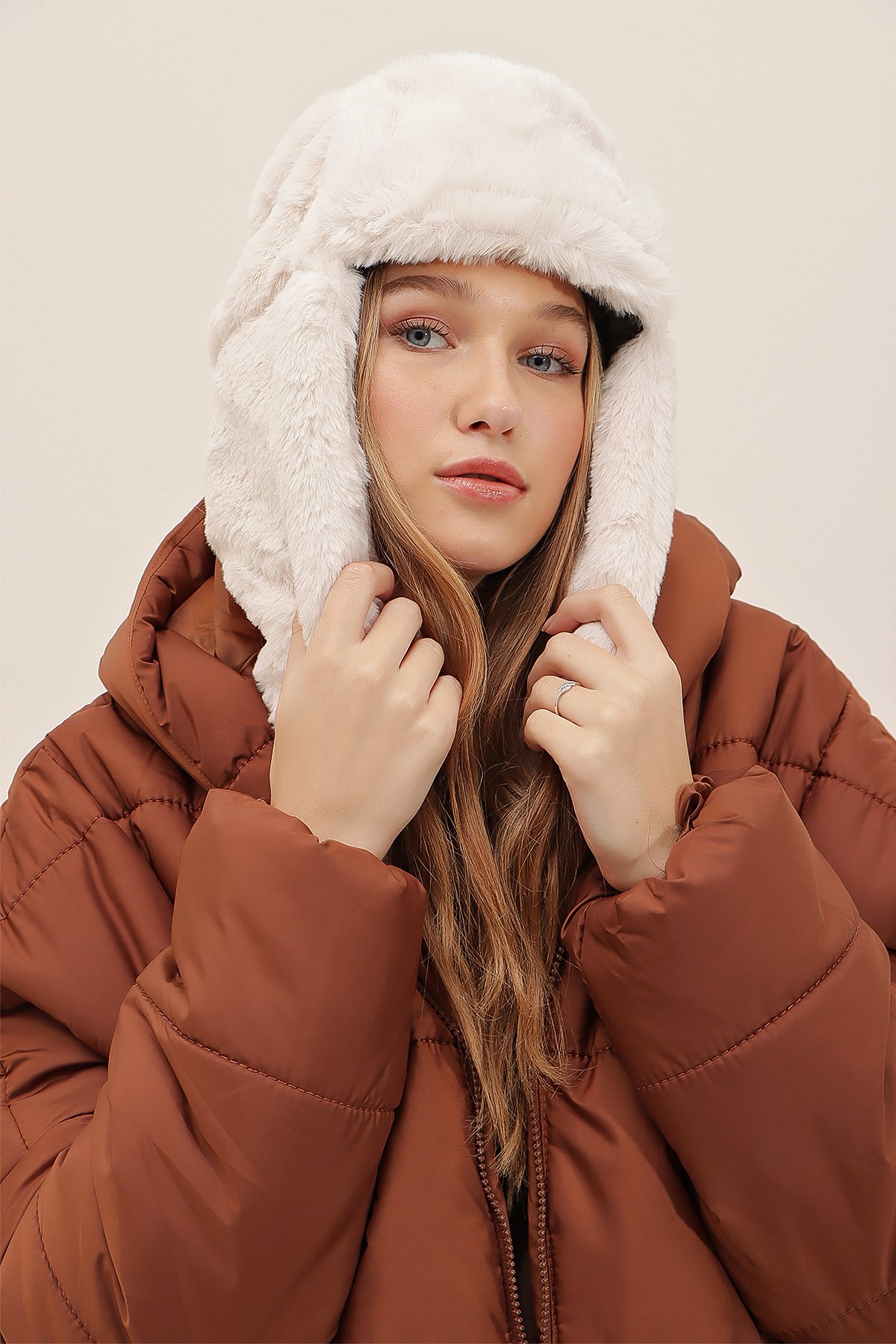 Peluş Kulaklıklı Yumoş Şapka - Ekru