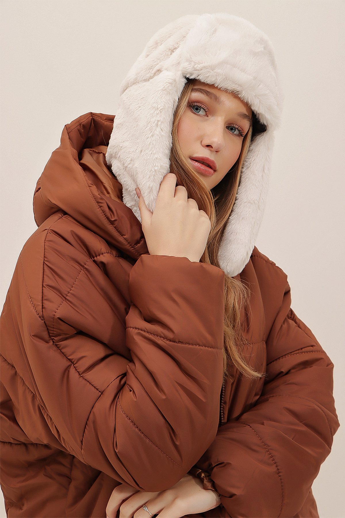 Peluş Kulaklıklı Yumoş Şapka - Ekru