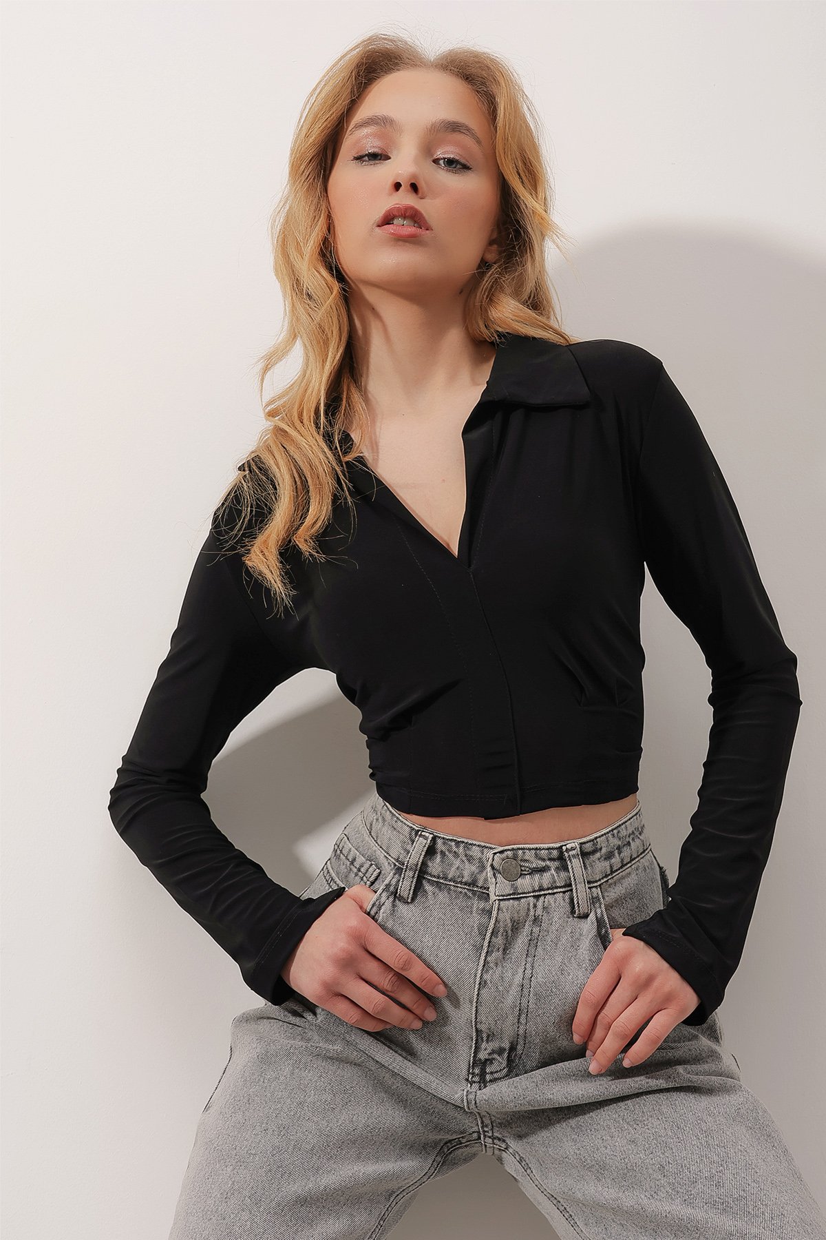 Polo Yaka Beli Pensli Crop Sandy Bluz - Siyah