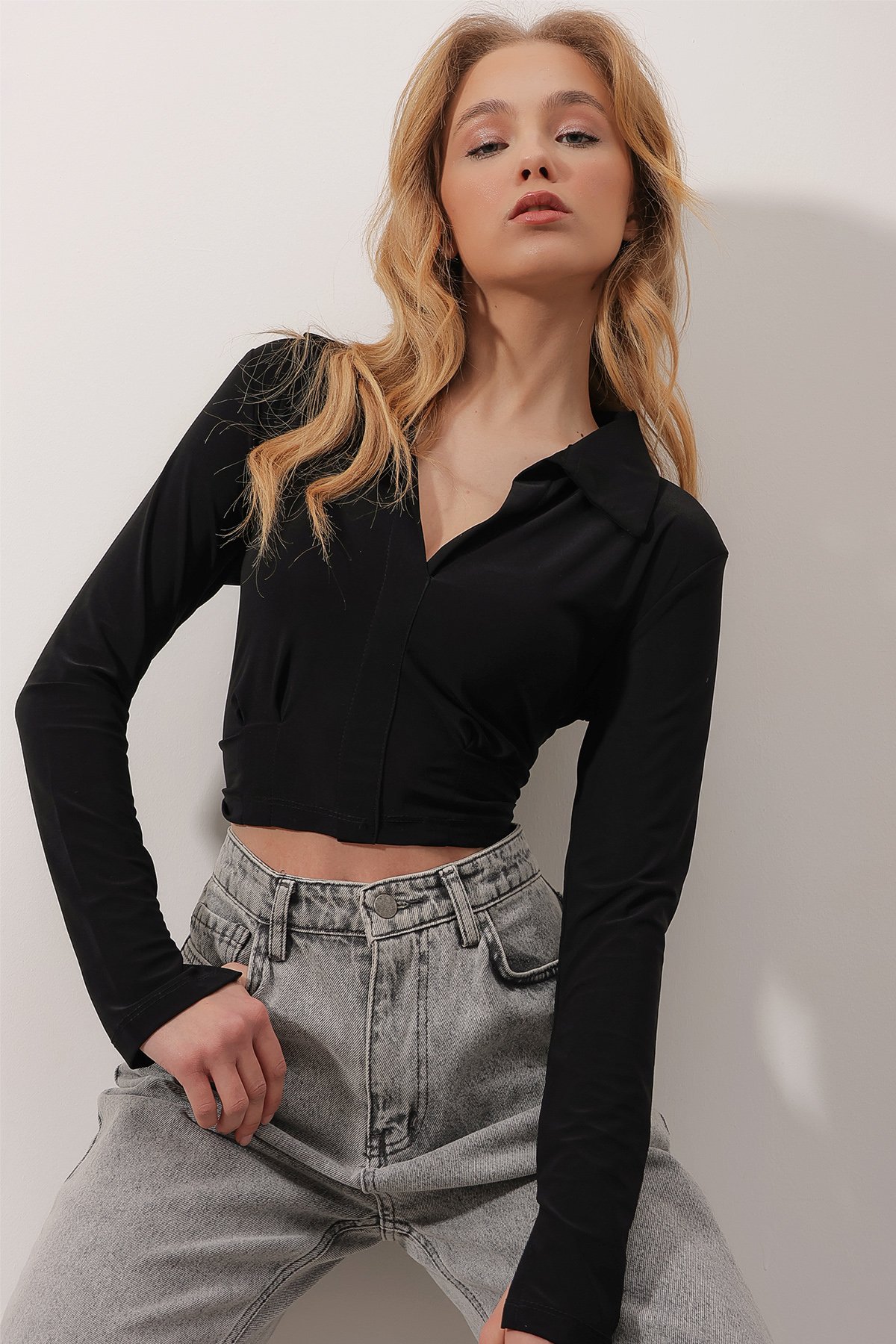 Polo Yaka Beli Pensli Crop Sandy Bluz - Siyah