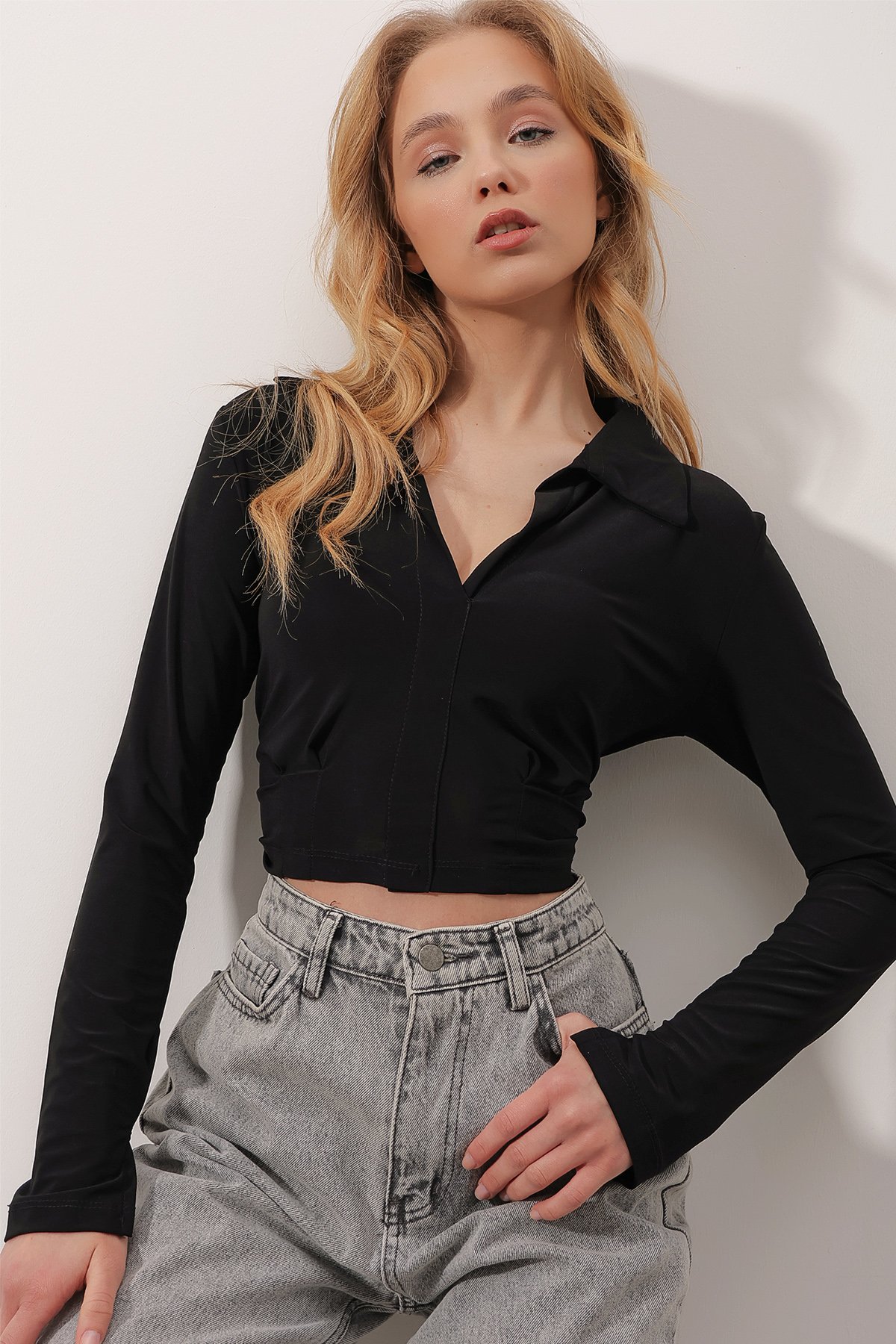 Polo Yaka Beli Pensli Crop Sandy Bluz - Siyah