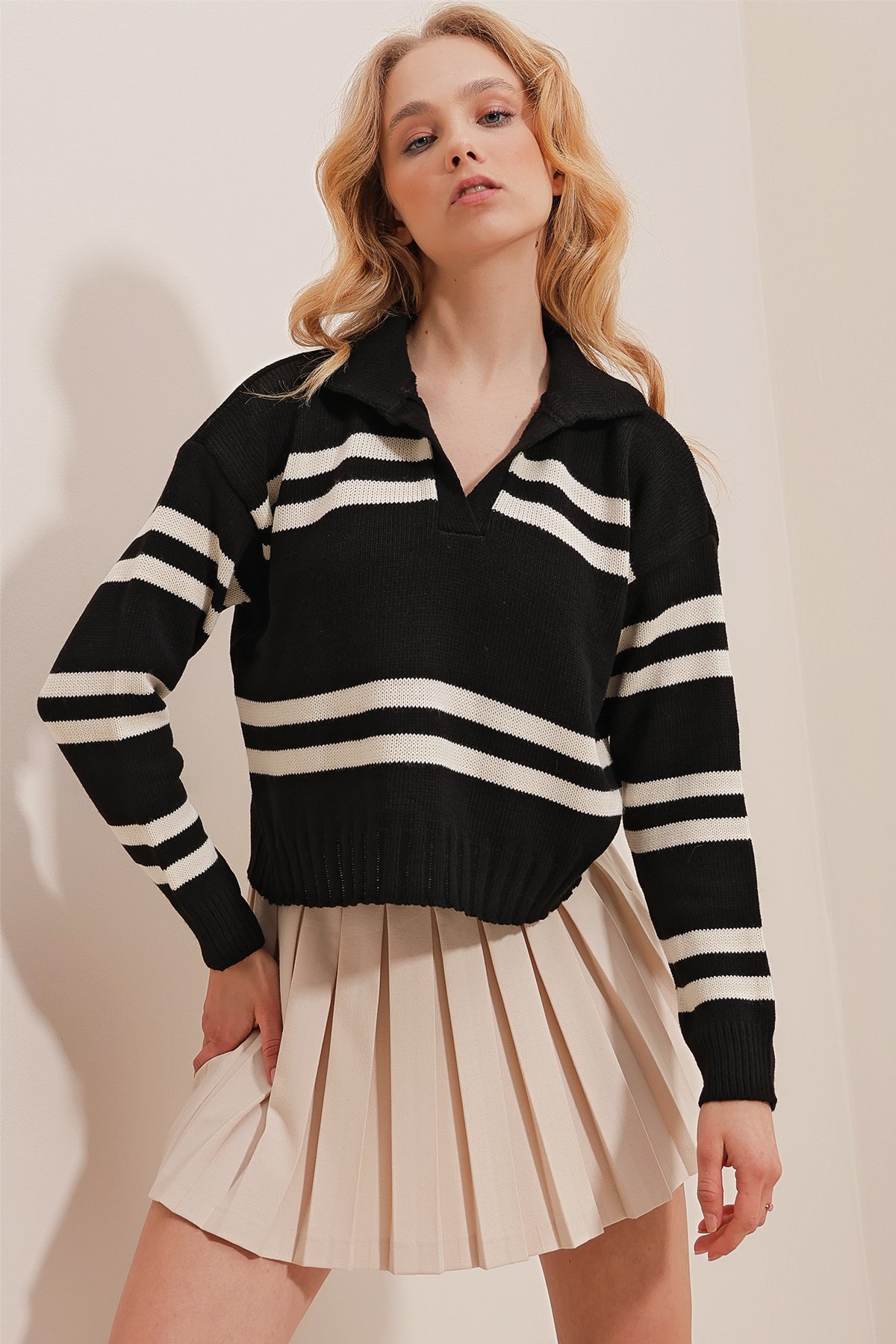 Polo Yaka Çizgili Crop Kışlık Triko Kazak - SİYAH
