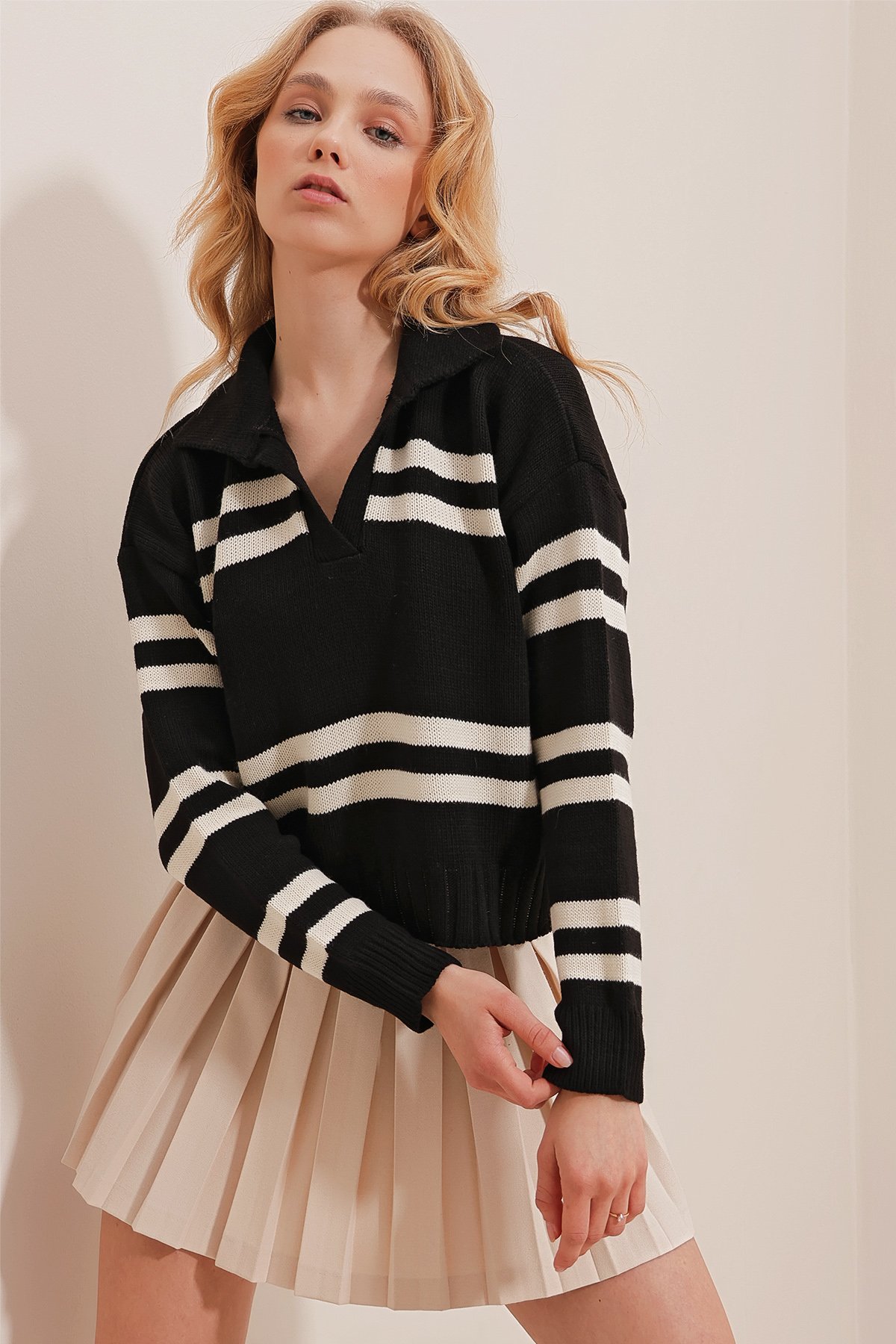 Polo Yaka Çizgili Crop Kışlık Triko Kazak - SİYAH