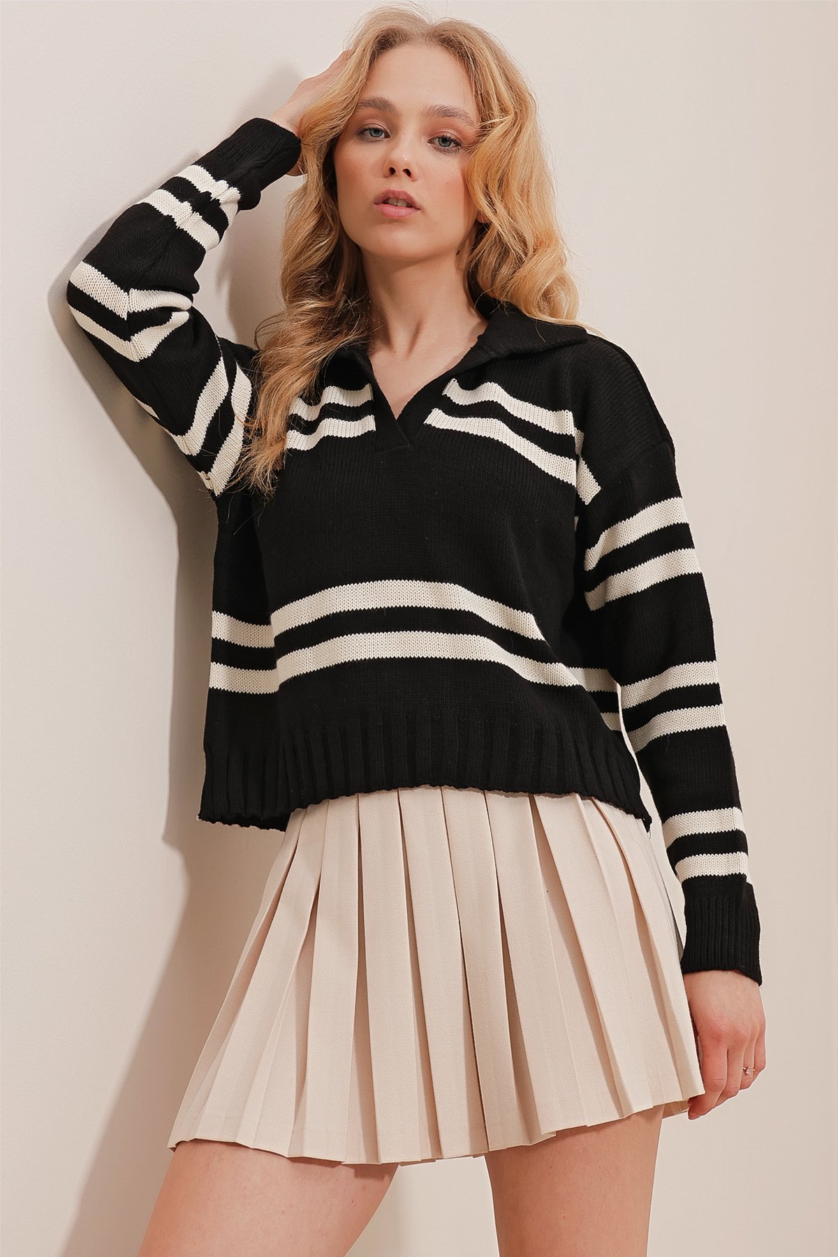 Polo Yaka Çizgili Crop Kışlık Triko Kazak - SİYAH