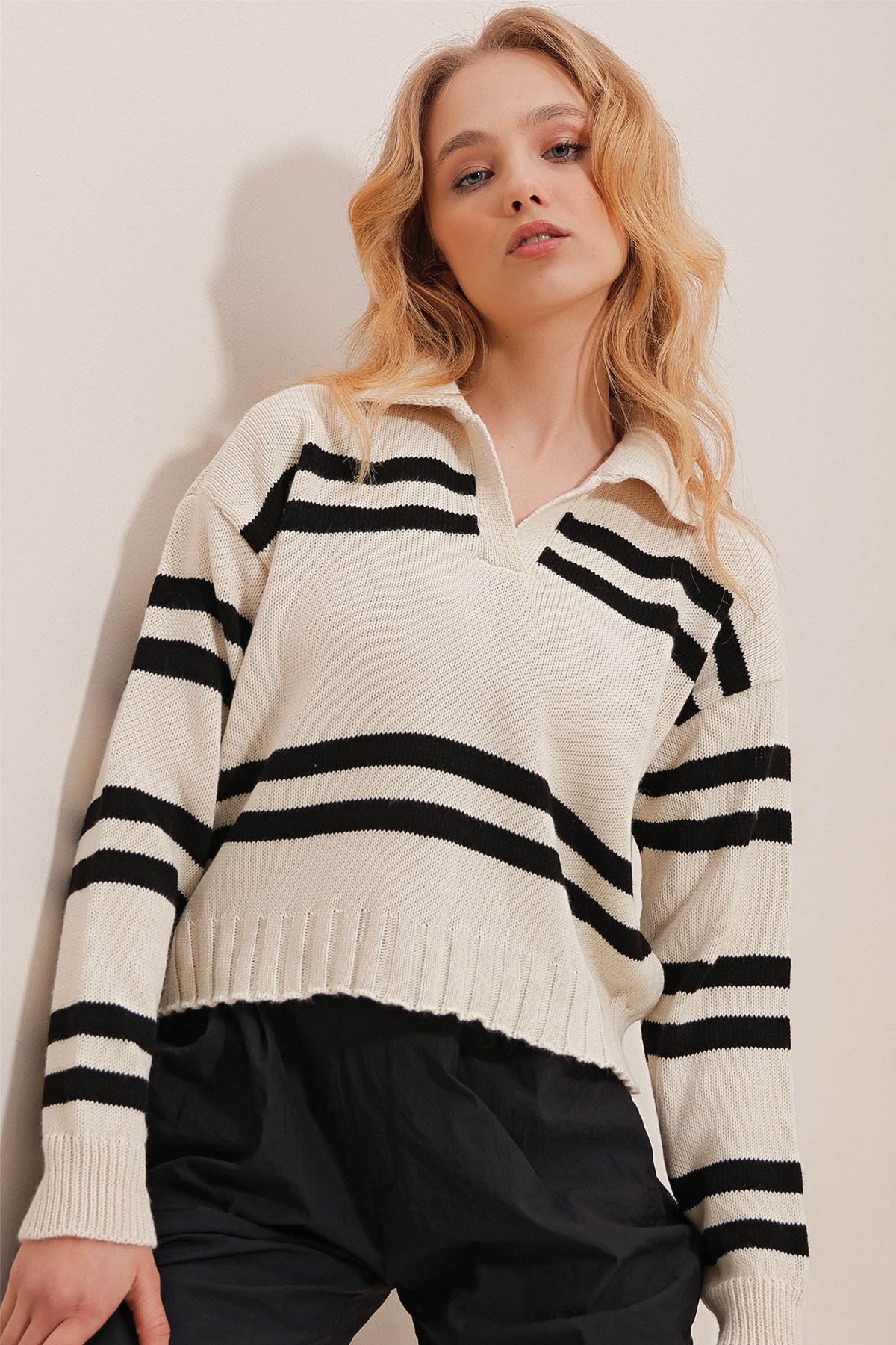 Polo Yaka Çizgili Crop Kışlık Triko Kazak - Vanilya