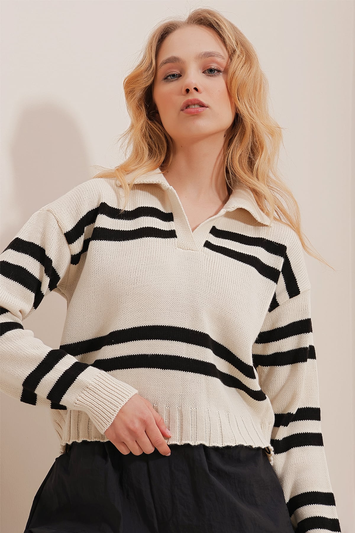 Polo Yaka Çizgili Crop Kışlık Triko Kazak - Vanilya