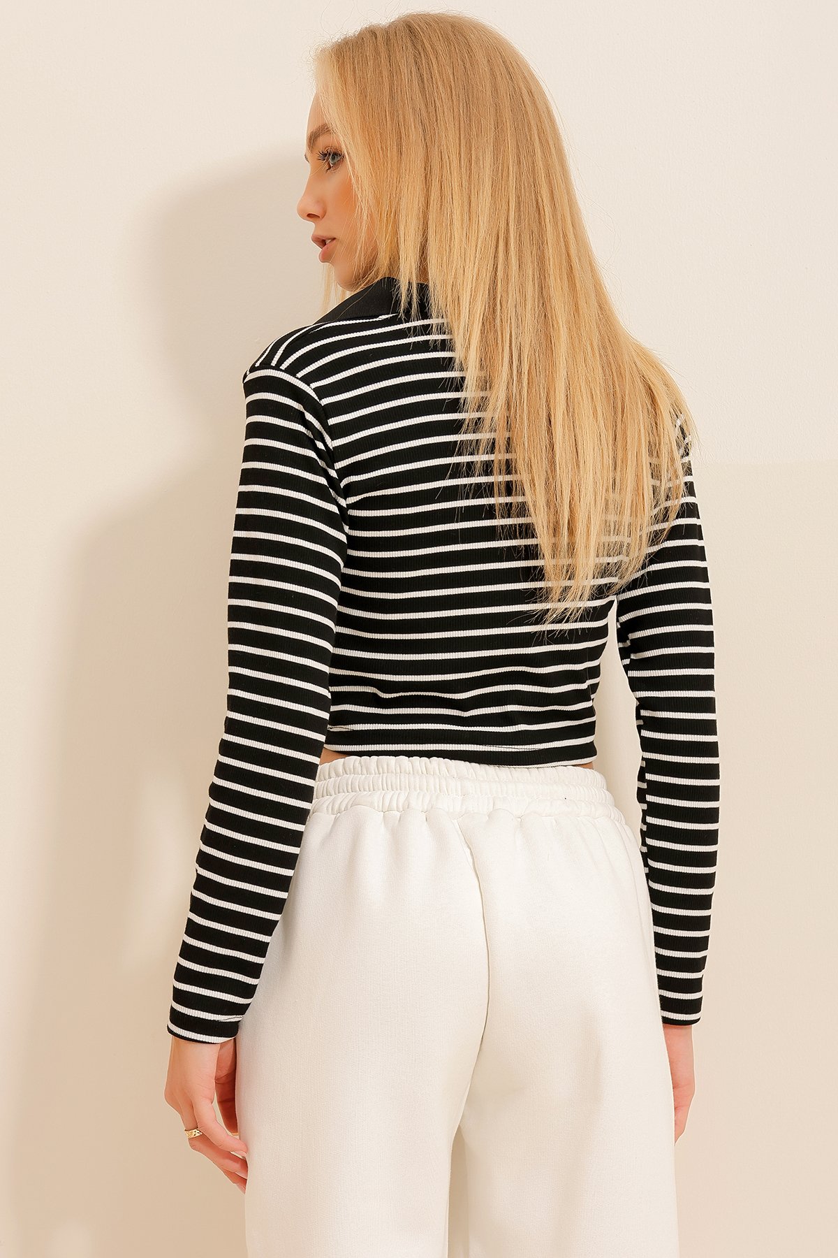 Polo Yaka Çizgili Crop Örme Bluz - Siyah